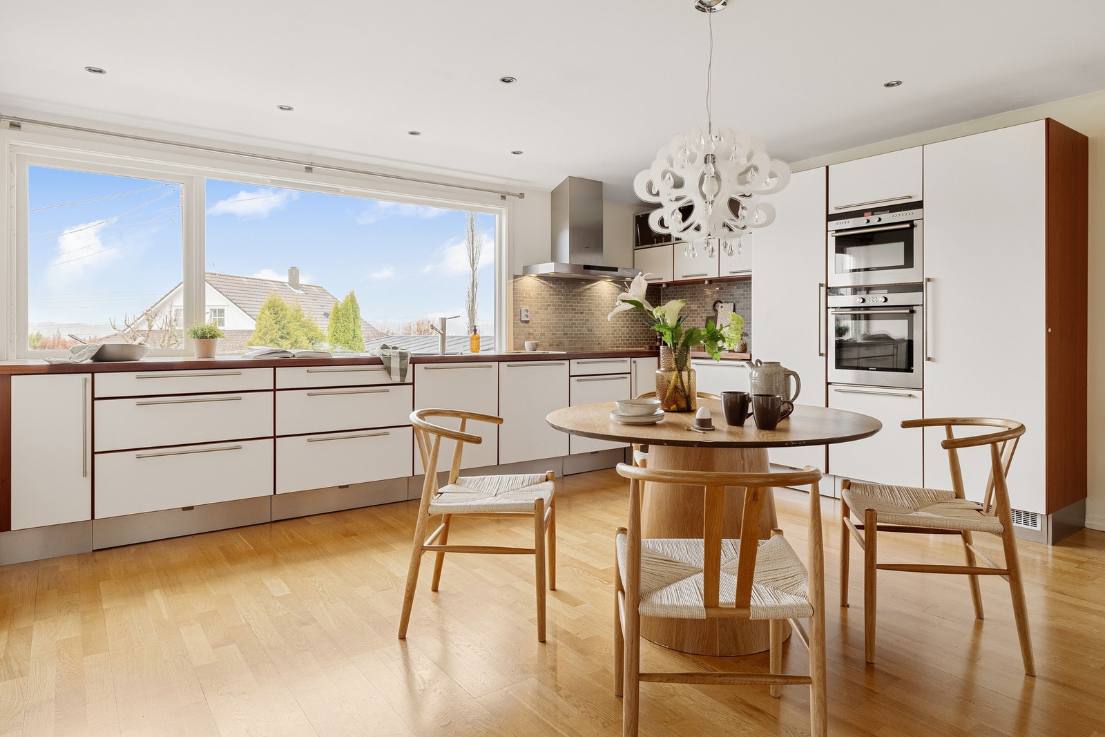 Kjøkkenet ble pusset opp i 2007, og har rikelig med både skap og benkeplass Galleribilde