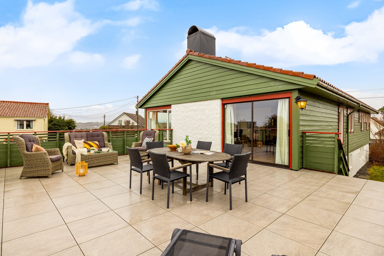 Terrassen er over den doble garasjen, og er derfor av meget god størrelse Galleribilde