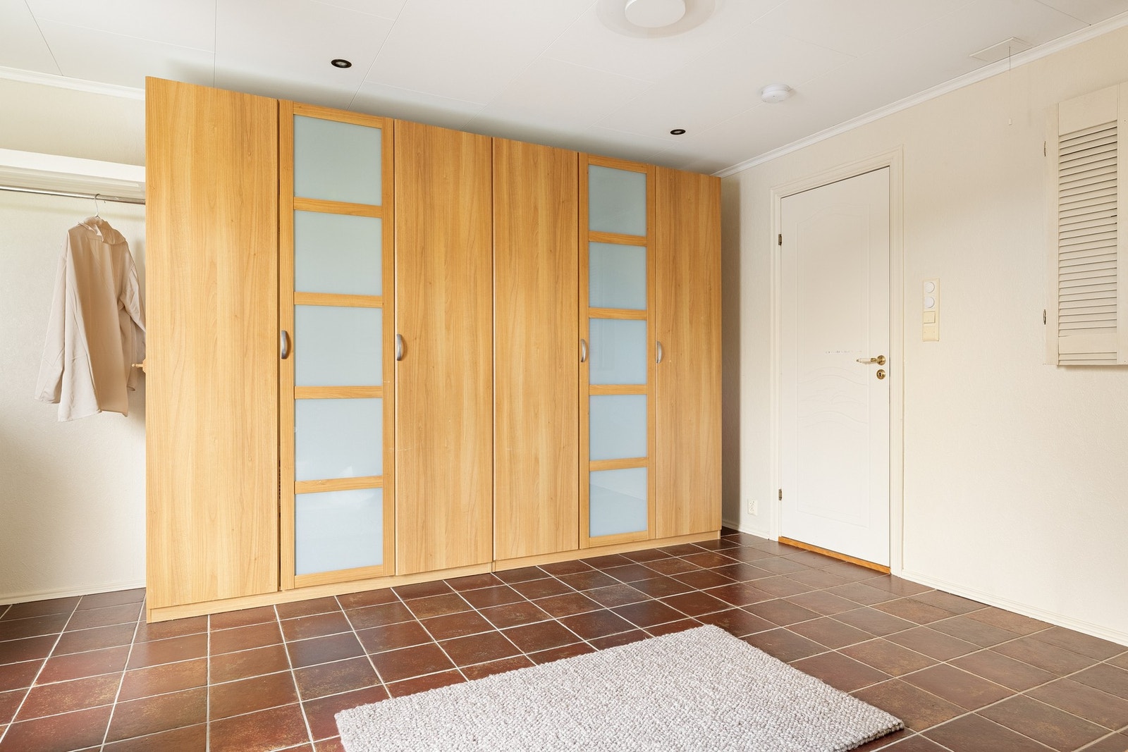 Her er det rikelig med plass til garderobeskap, for oppbevaring av sko og tøy Galleribilde