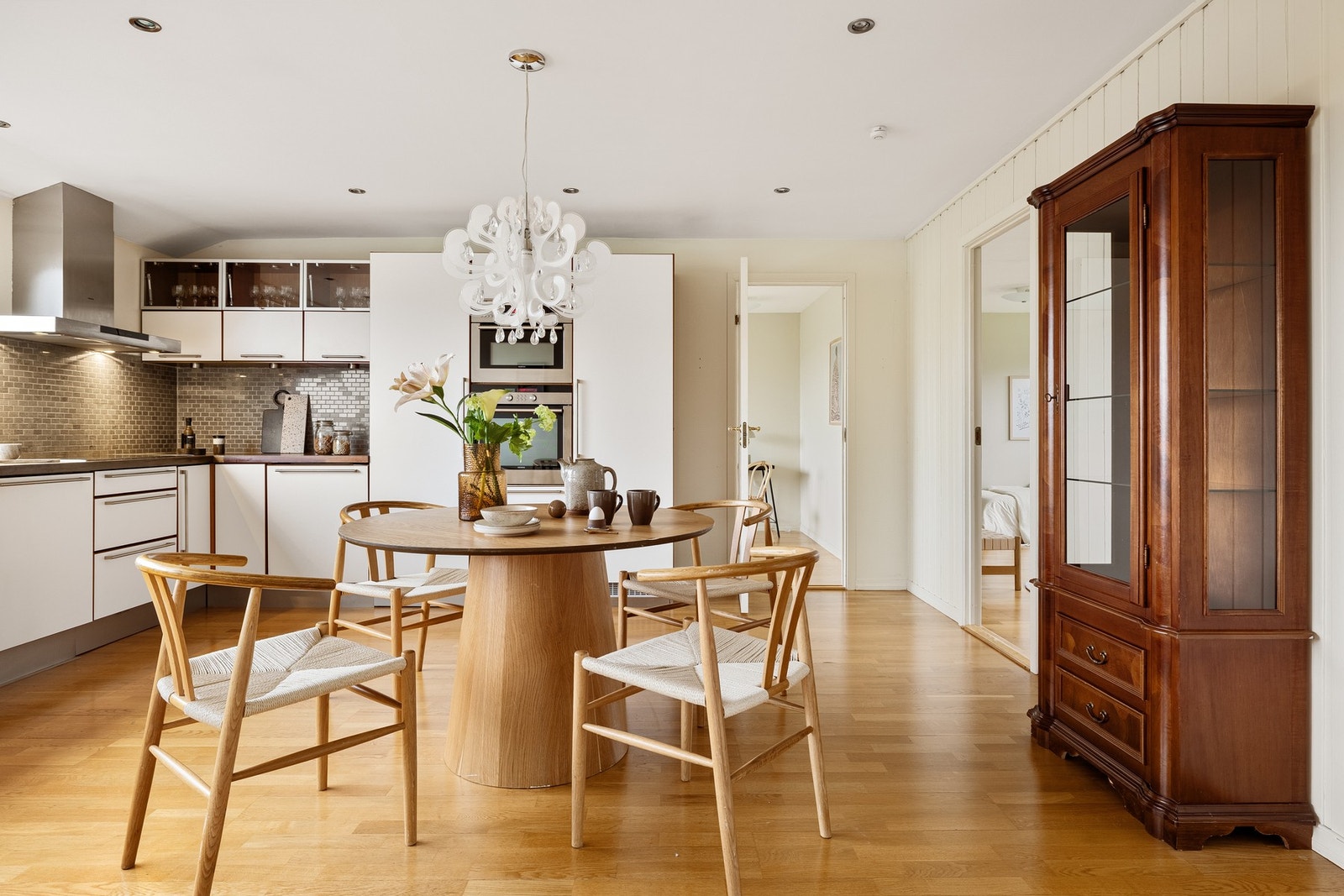 Her er det også plass til et spisebord for de hverdagslige måltidene Galleribilde