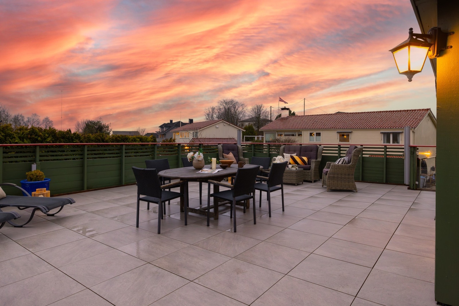 I tillegg til flislagt terrasse er det også plen og rikelig med gruset parkeringsplass på tomten Galleribilde