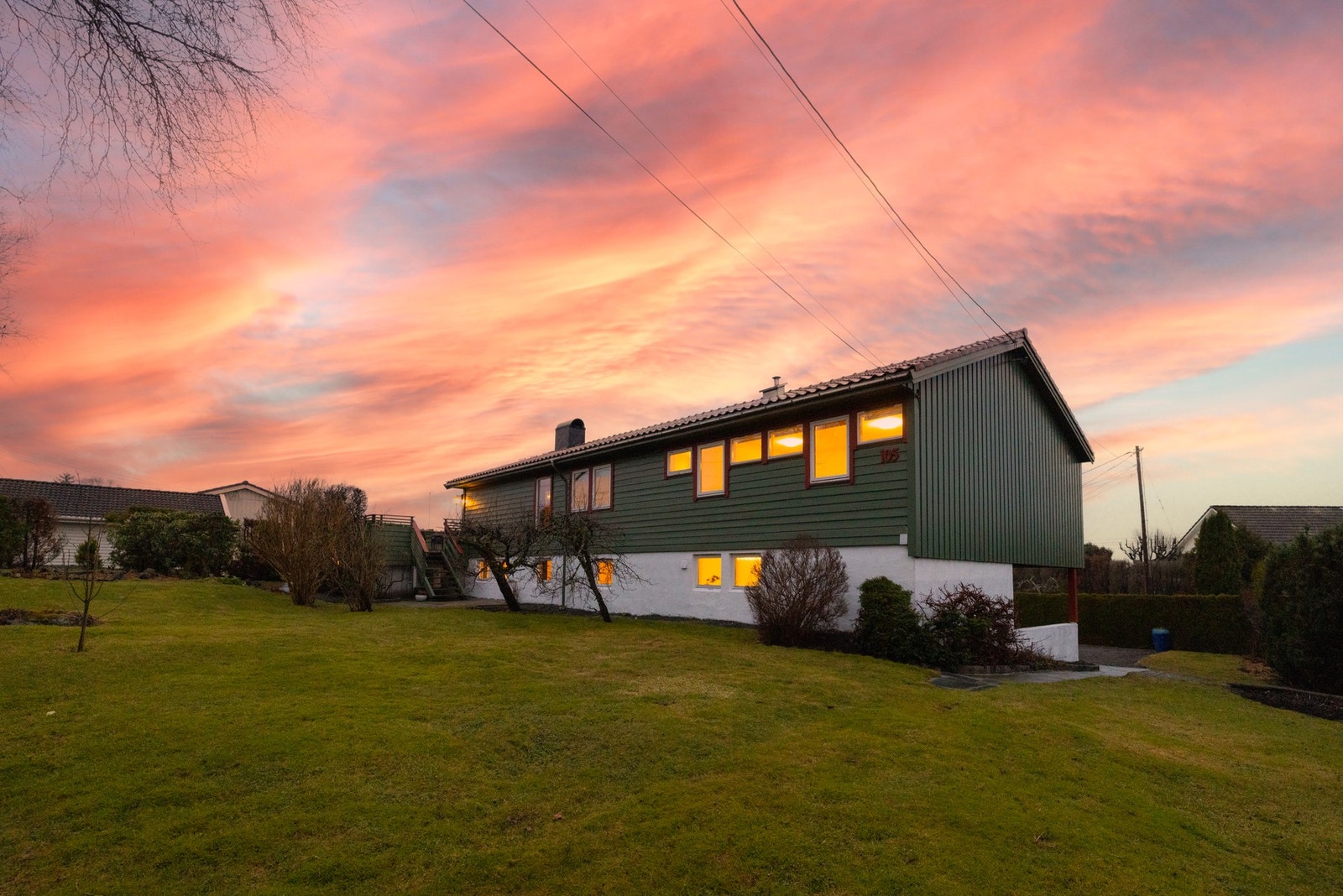 Frodige grøntarealer rundt hele huset Galleribilde