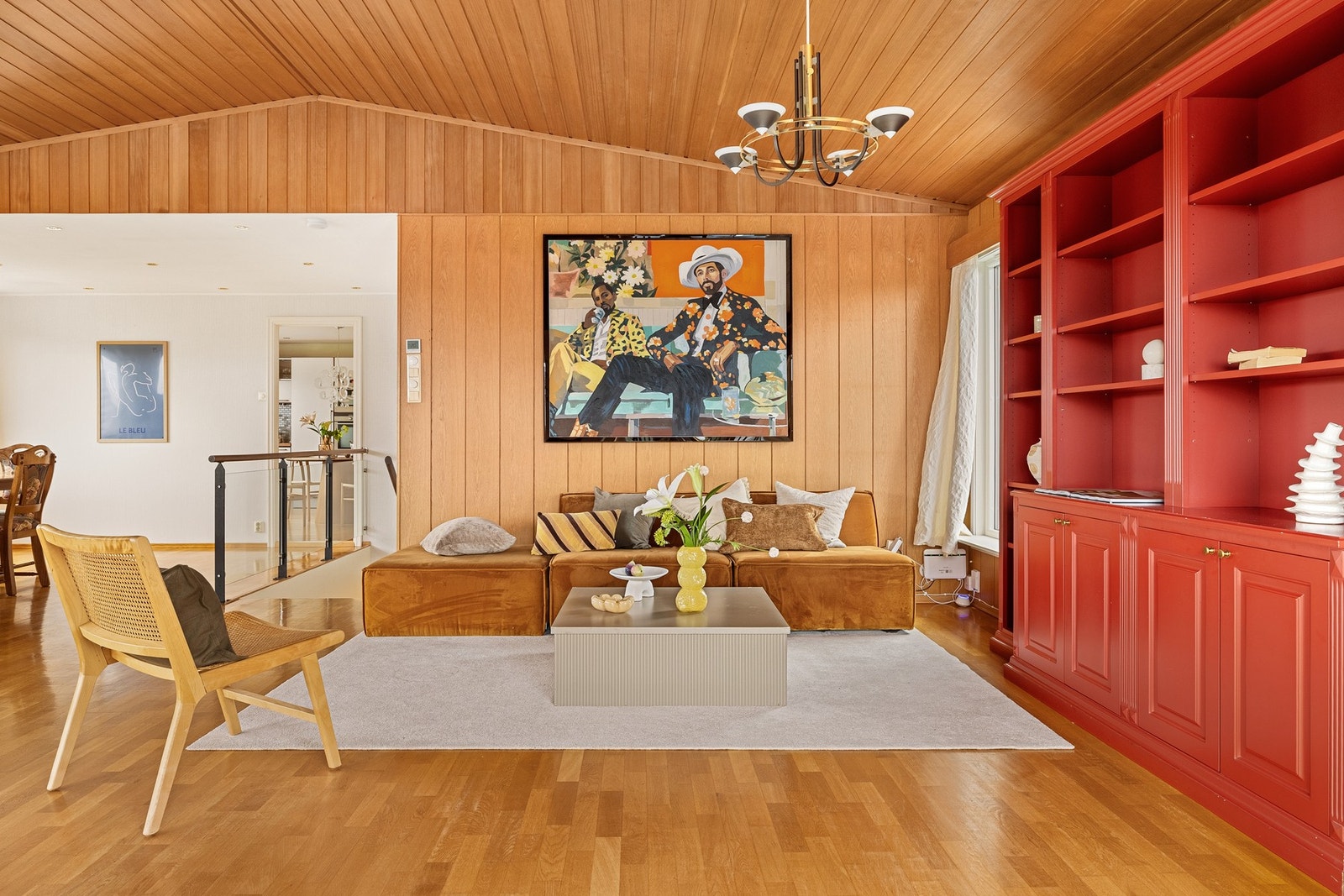 Legg merke til det elegante treverket, og god takhøyde Galleribilde