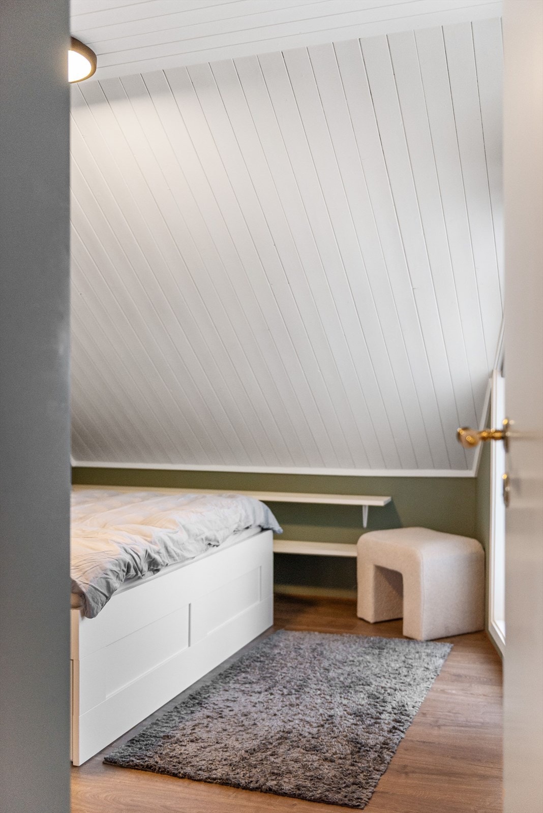 Soverom med god skapplass og egen utgang til balkongen Galleribilde