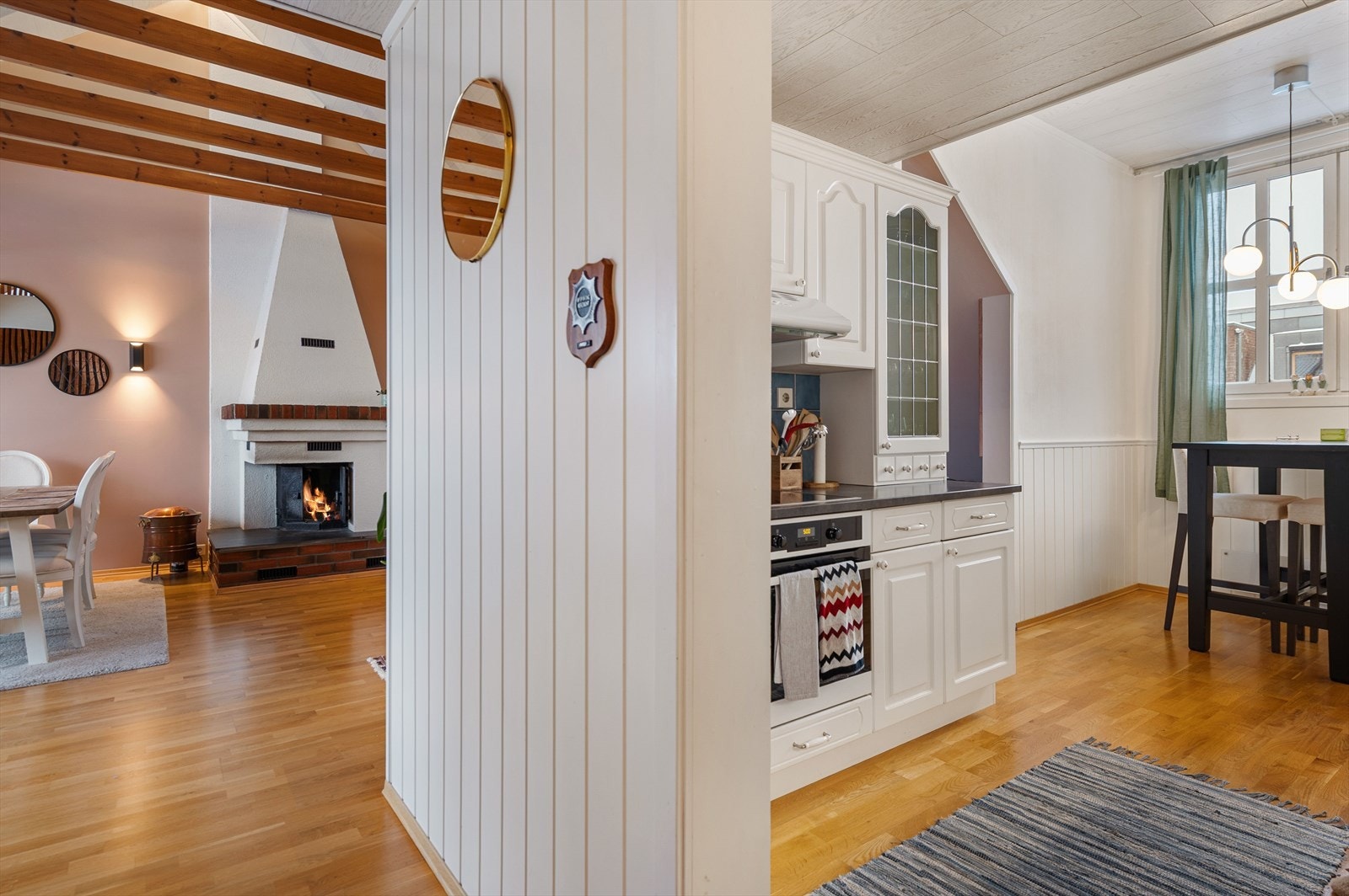 Åpen løsning mot stuen gir enkel tilgang til spiseområdet. Galleribilde