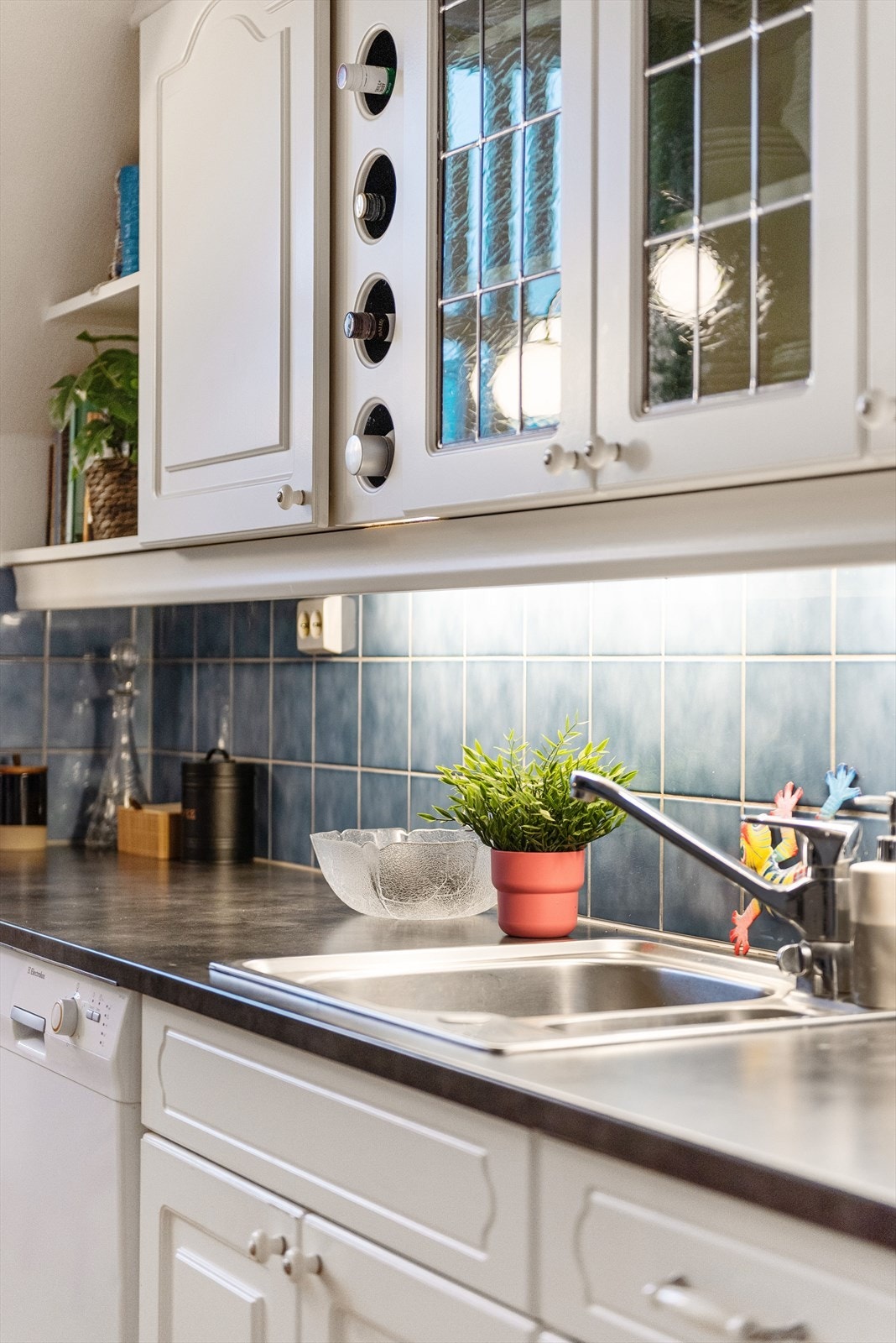 Kjøkkenet har profilerte fronter og laminat benkeplate som gir en praktisk arbeidsflate. Galleribilde