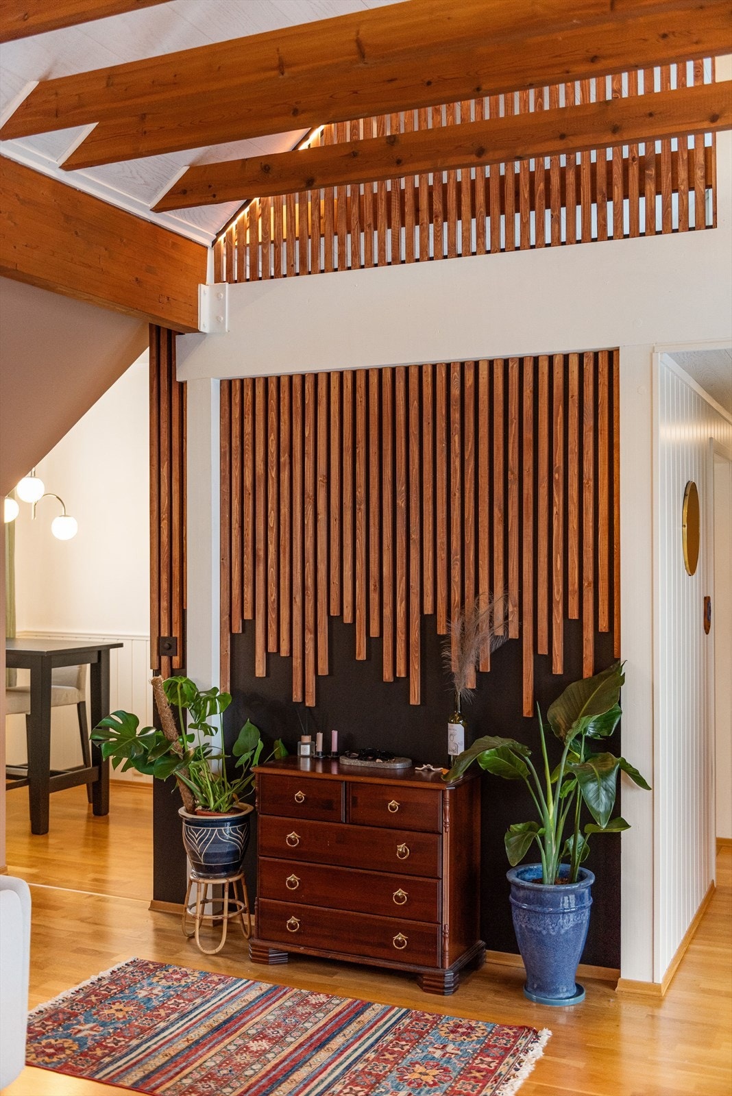 Dekorative trespiler skaper et unikt design i rommet. Galleribilde