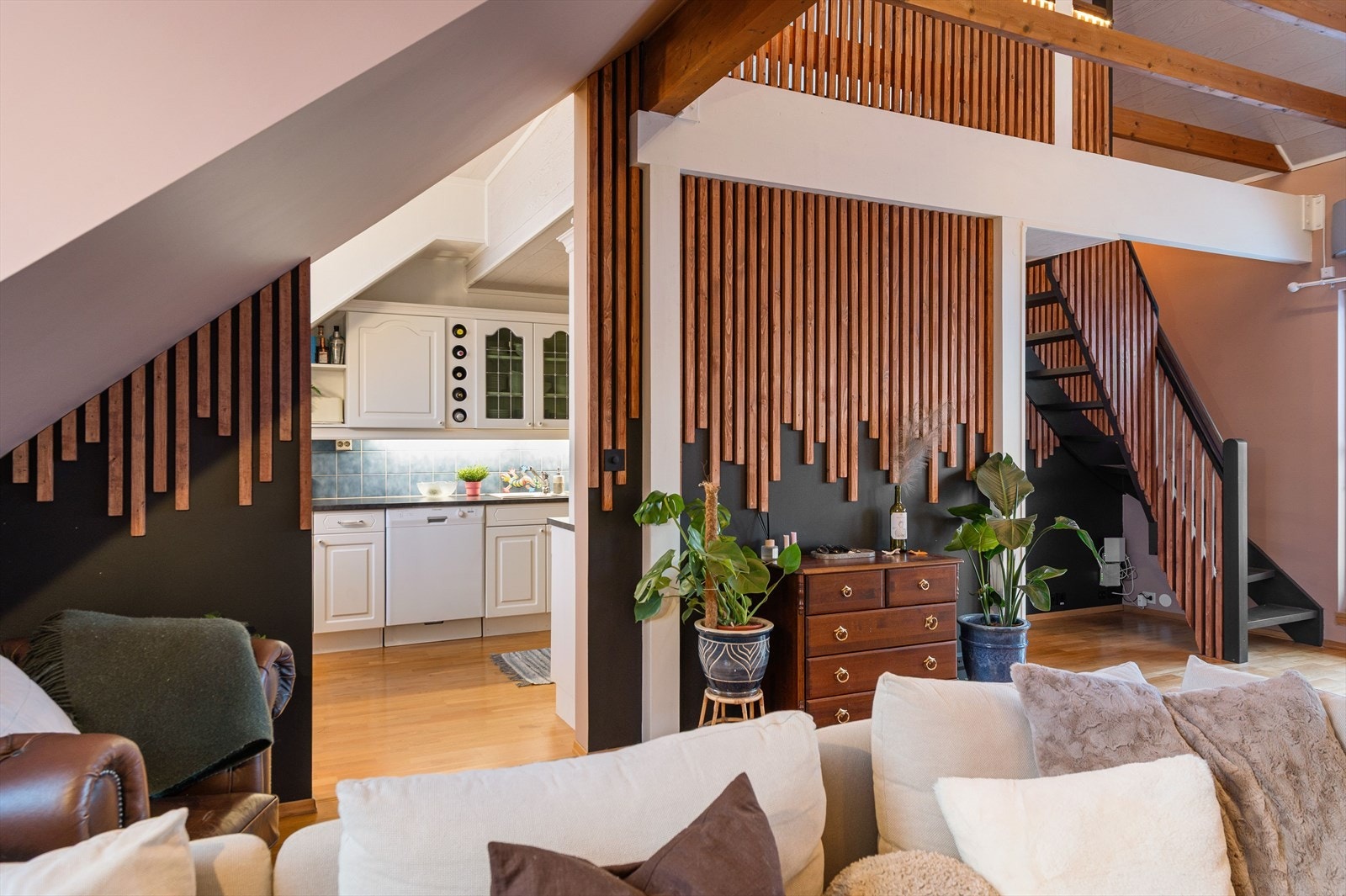 Åpen stue med tilgang til kjøkken gir en praktisk planløsning. Galleribilde