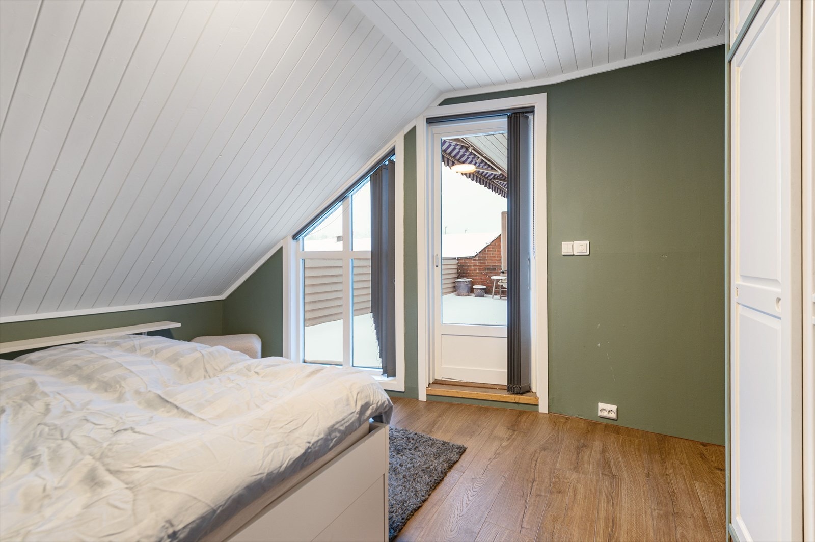 Utgang til terrasse gir enkel tilgang til uteområdet fra soverommet Galleribilde