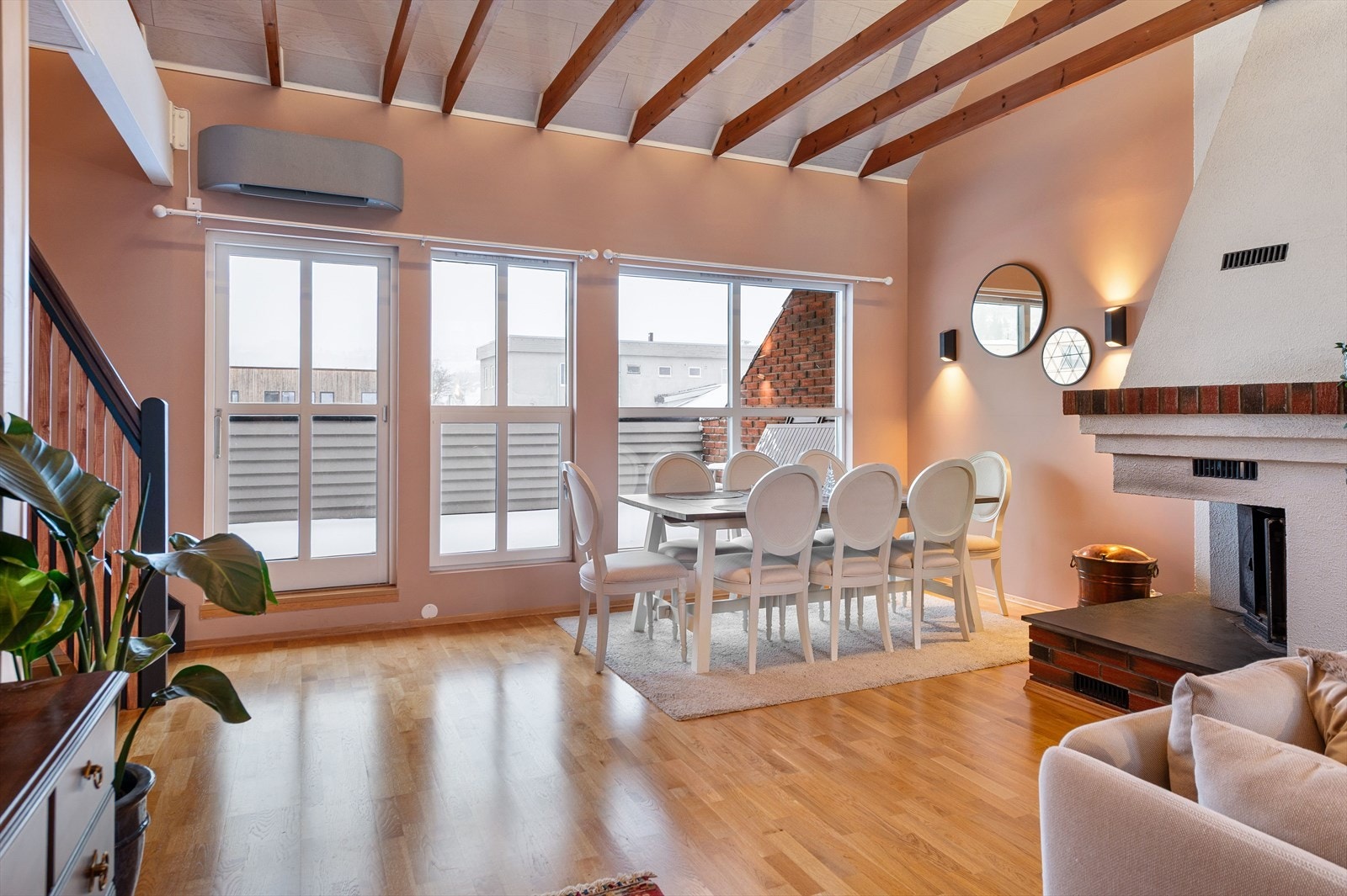 Spiseplass med store vinduer gir godt lysinnslipp og nyere varmepumpe gir en behagelig temperatur inne. Galleribilde