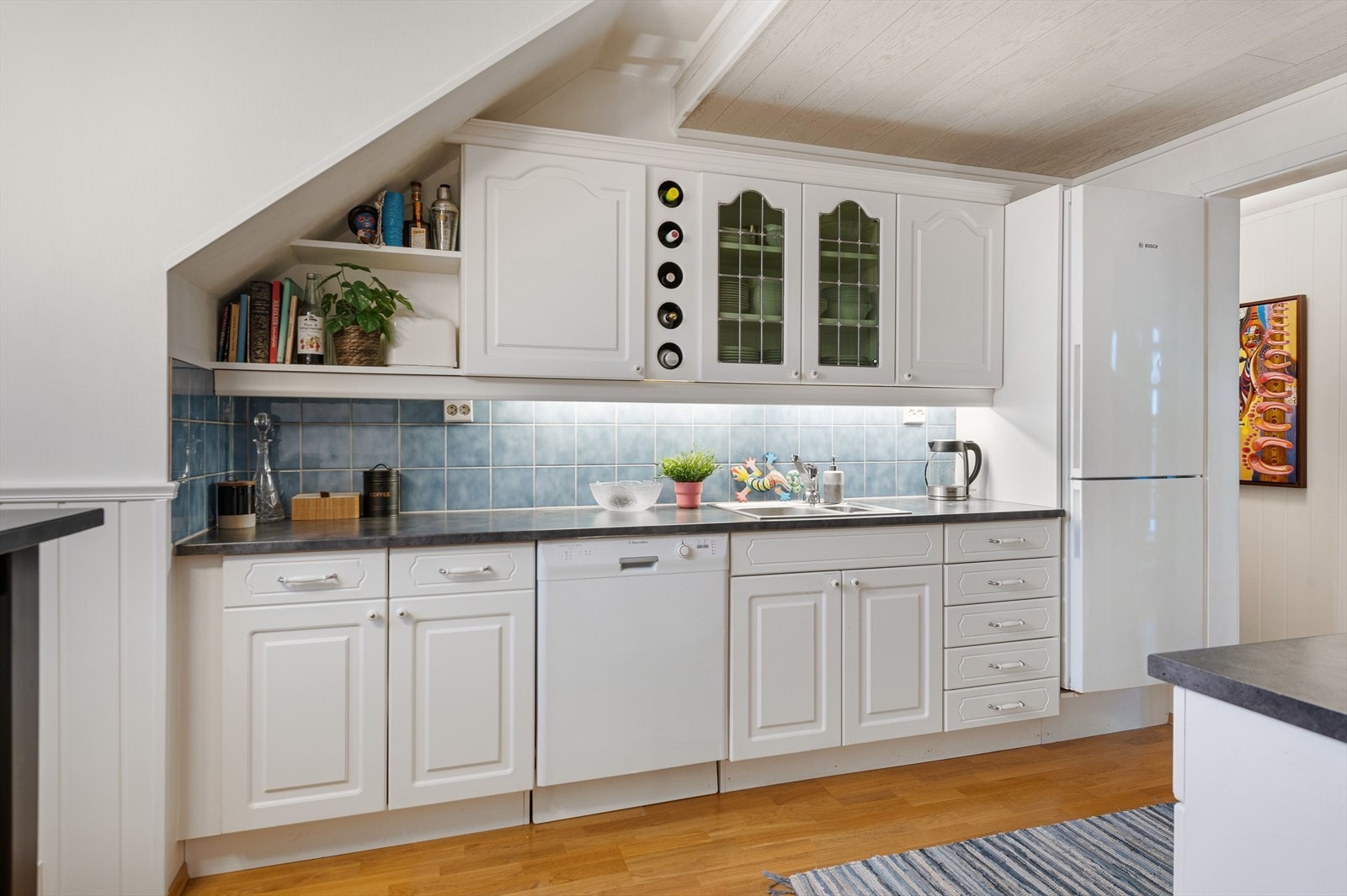 Kjøkkeninnredningen har plass til både oppbevaring og arbeidsområde. Galleribilde