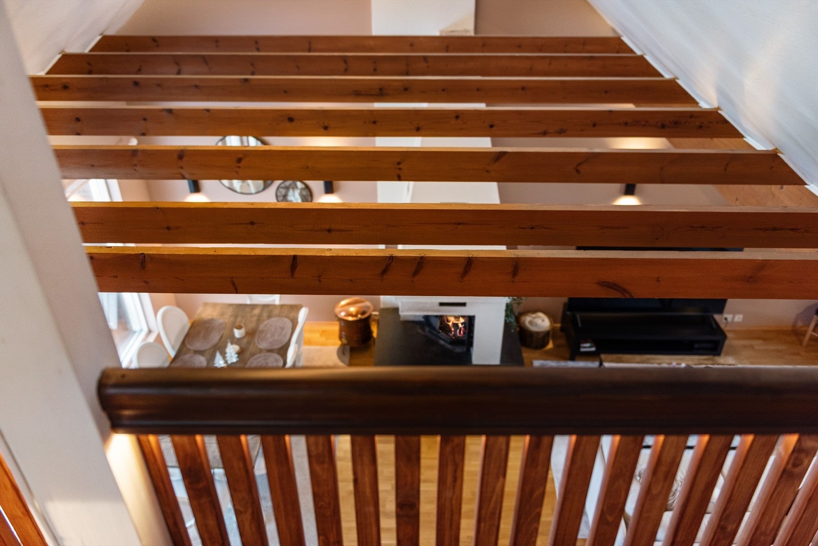 Synlige bjelker i taket gir en robust konstruksjon. Galleribilde