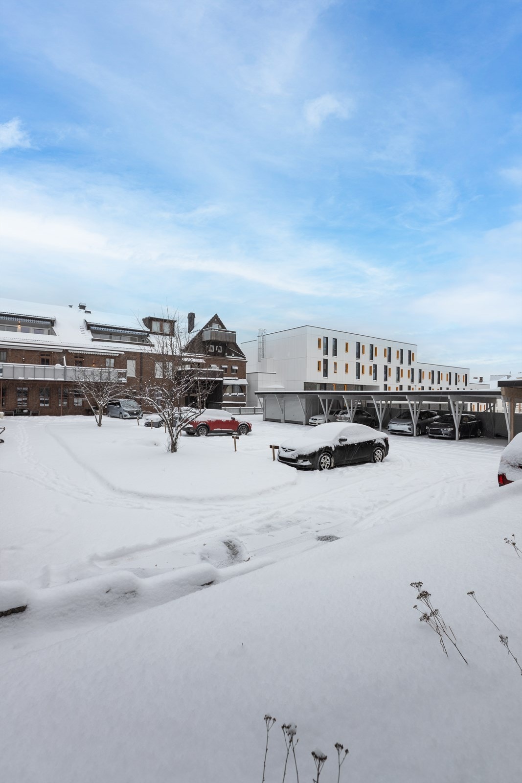 Tilhørende denne seksjonen er det garasjeplass i bakgården. (foto: Goatmedia/ Fernando Thor) Galleribilde