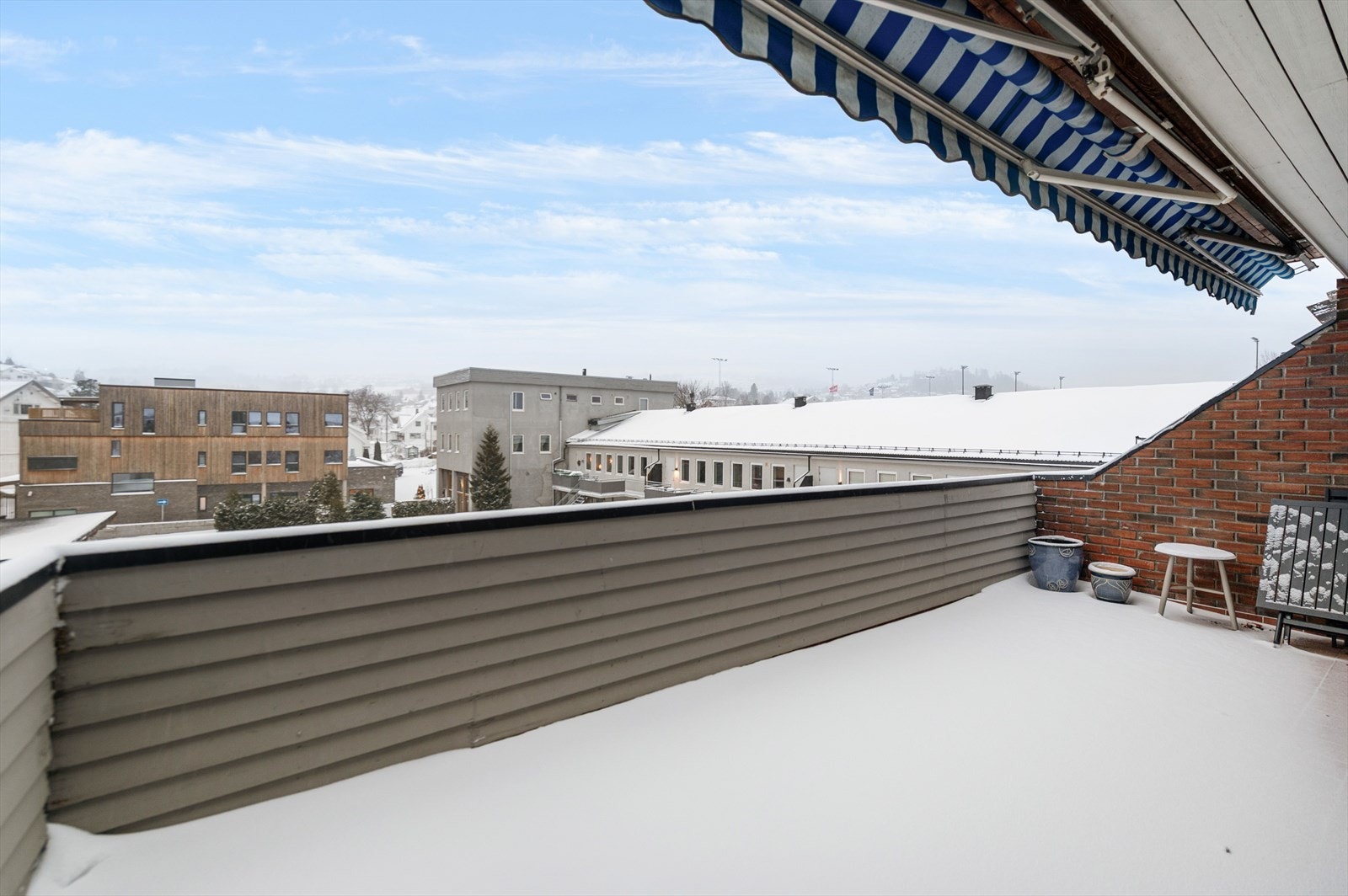 Balkong på ca. 20 m² med flislagt gulv, solskjerming og adkomst fra både stue og soverom. Galleribilde