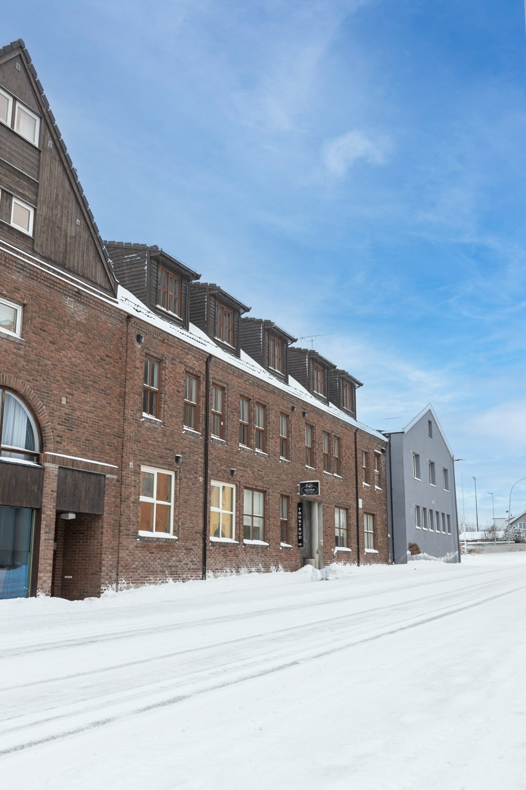 Fasade med adkomst via felles trapperom. Leiligheten har også adkomst fra bakgård som garasjen ligger. (foto: Goatmedia/ Fernando Thor) Galleribilde