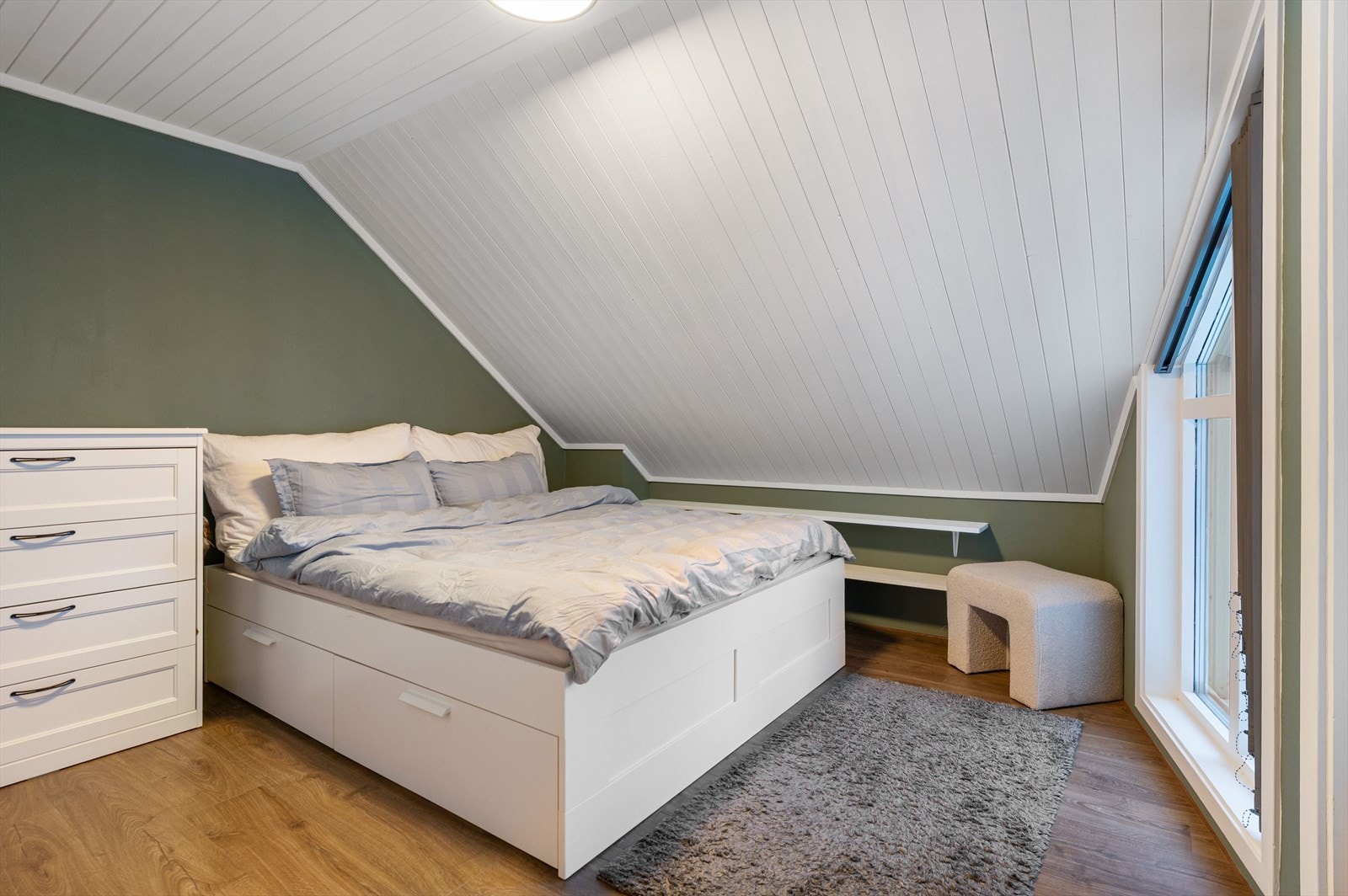 Plass til dobbeltseng og kommode gir praktisk oppbevaring. Galleribilde