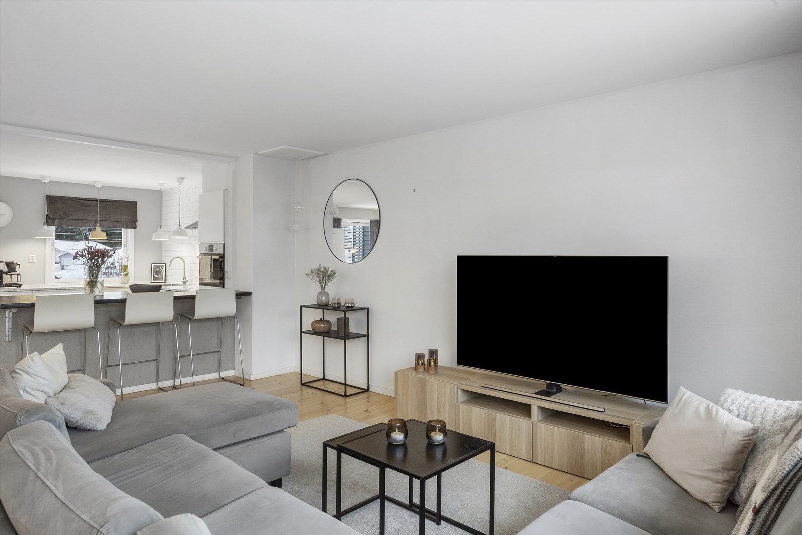 Lys og romslig stue. Galleribilde