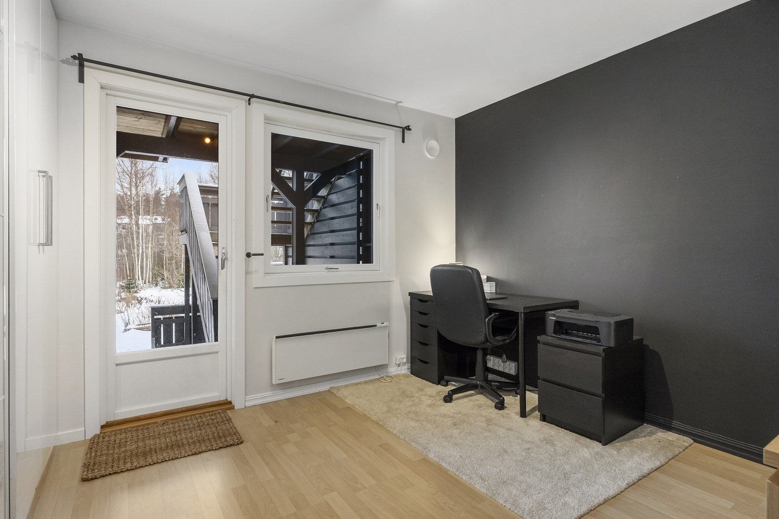 Romslig soverom med utgang til vestvendt terrasse. Galleribilde