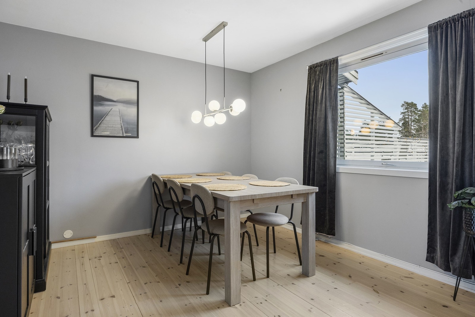 Spisestuen er praktisk plassert i tilknytning til kjøkkenet. Galleribilde