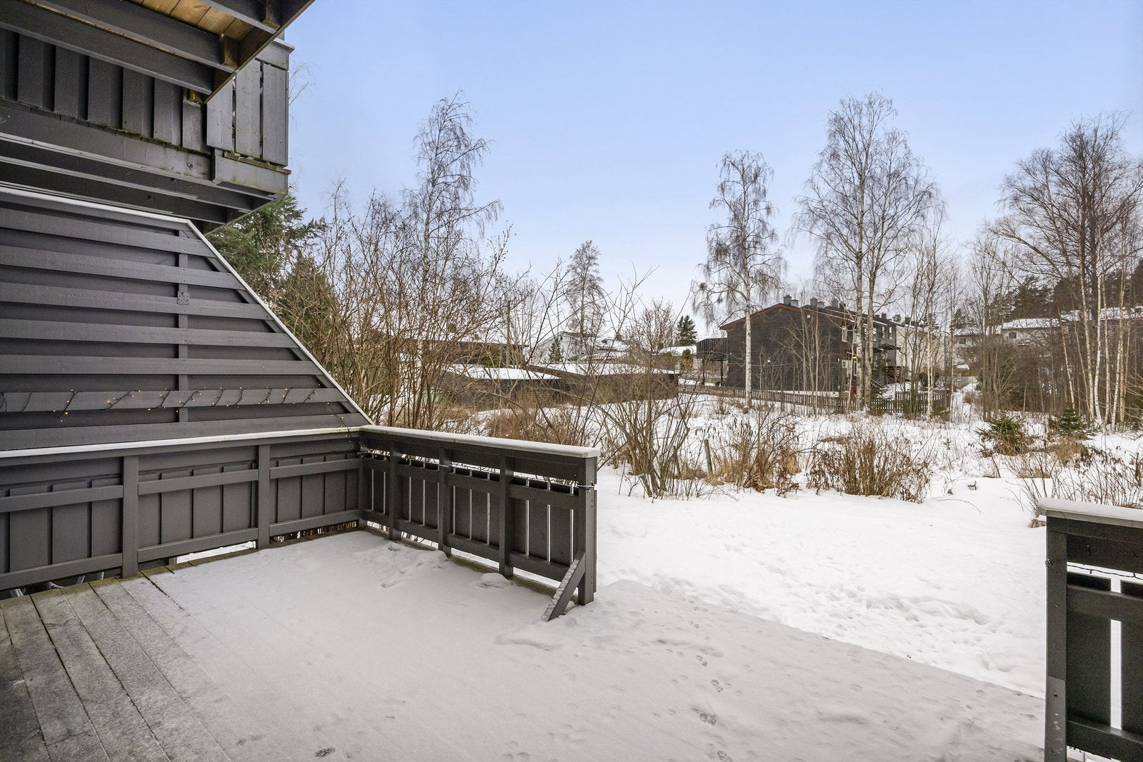 Terrasse med trapp ned til hagen. Galleribilde