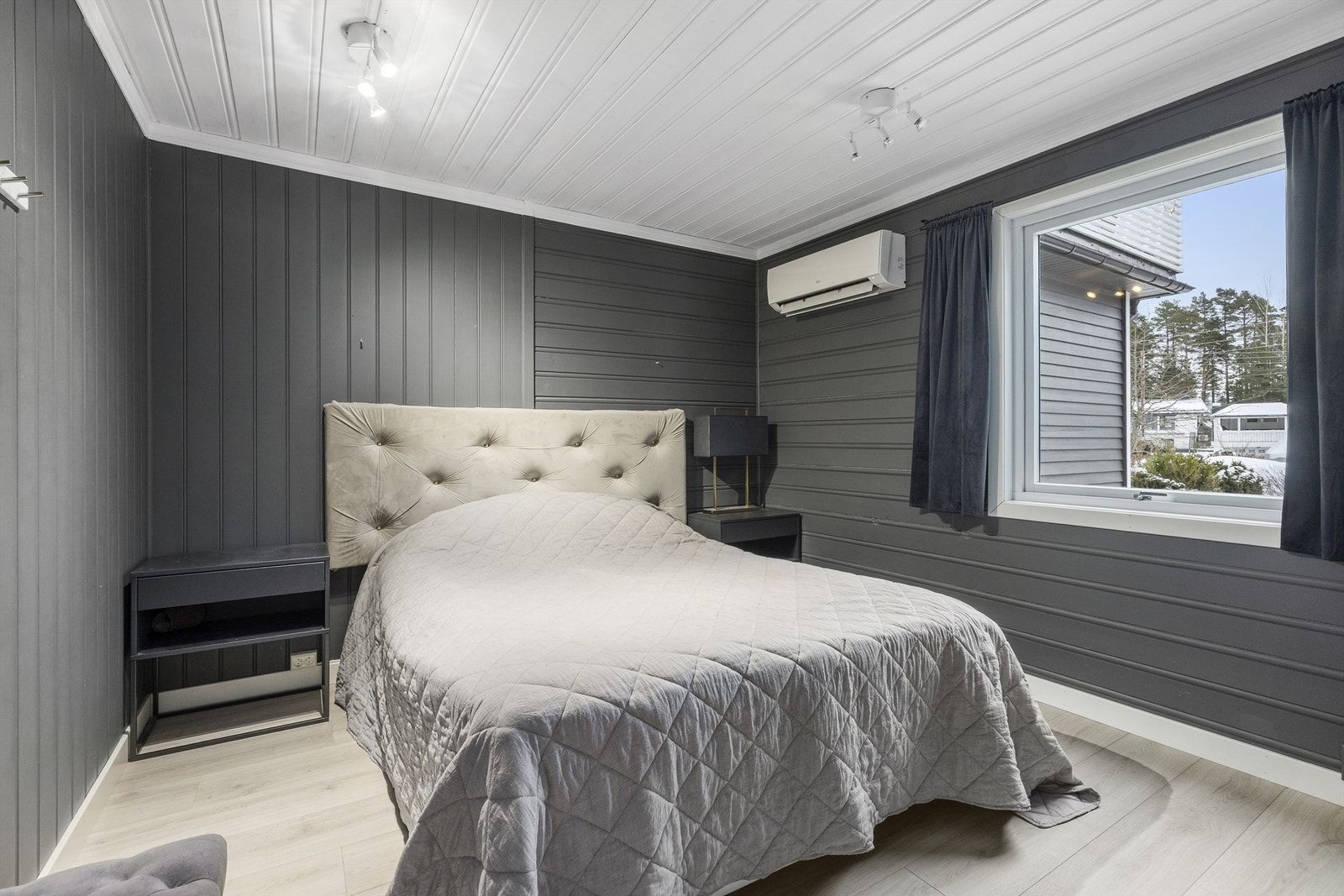 Boligen har tre soverom som alle er praktisk plassert i 1. etasje. Galleribilde