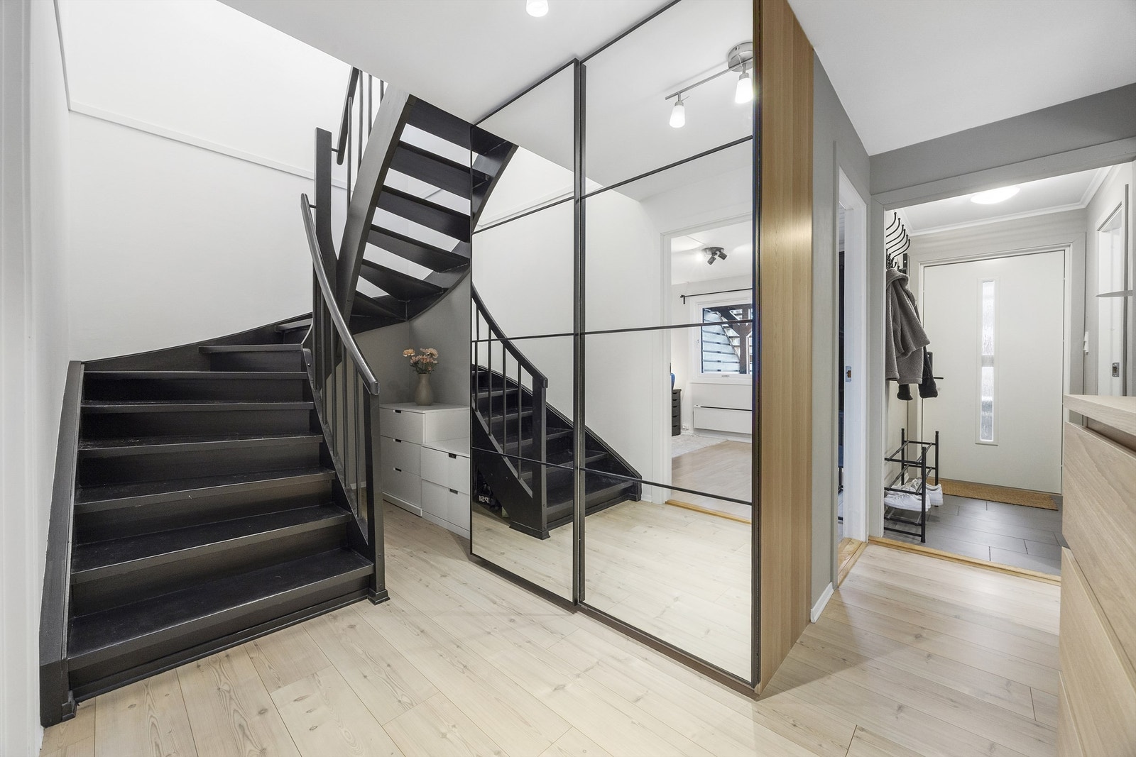 Entré og gang i 1. etasje med stor skyvedørsgarderobe. Galleribilde