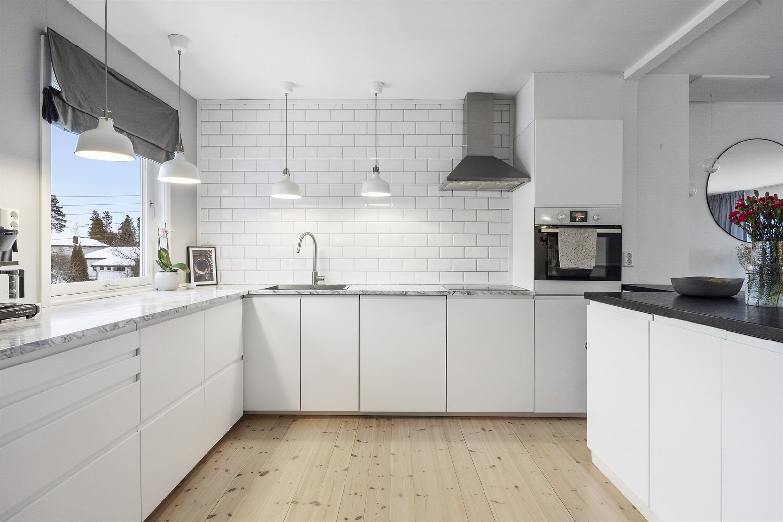 Kjøkkeninnredning med integrert oppvaskmaskin, stekeovn og platetopp. Galleribilde