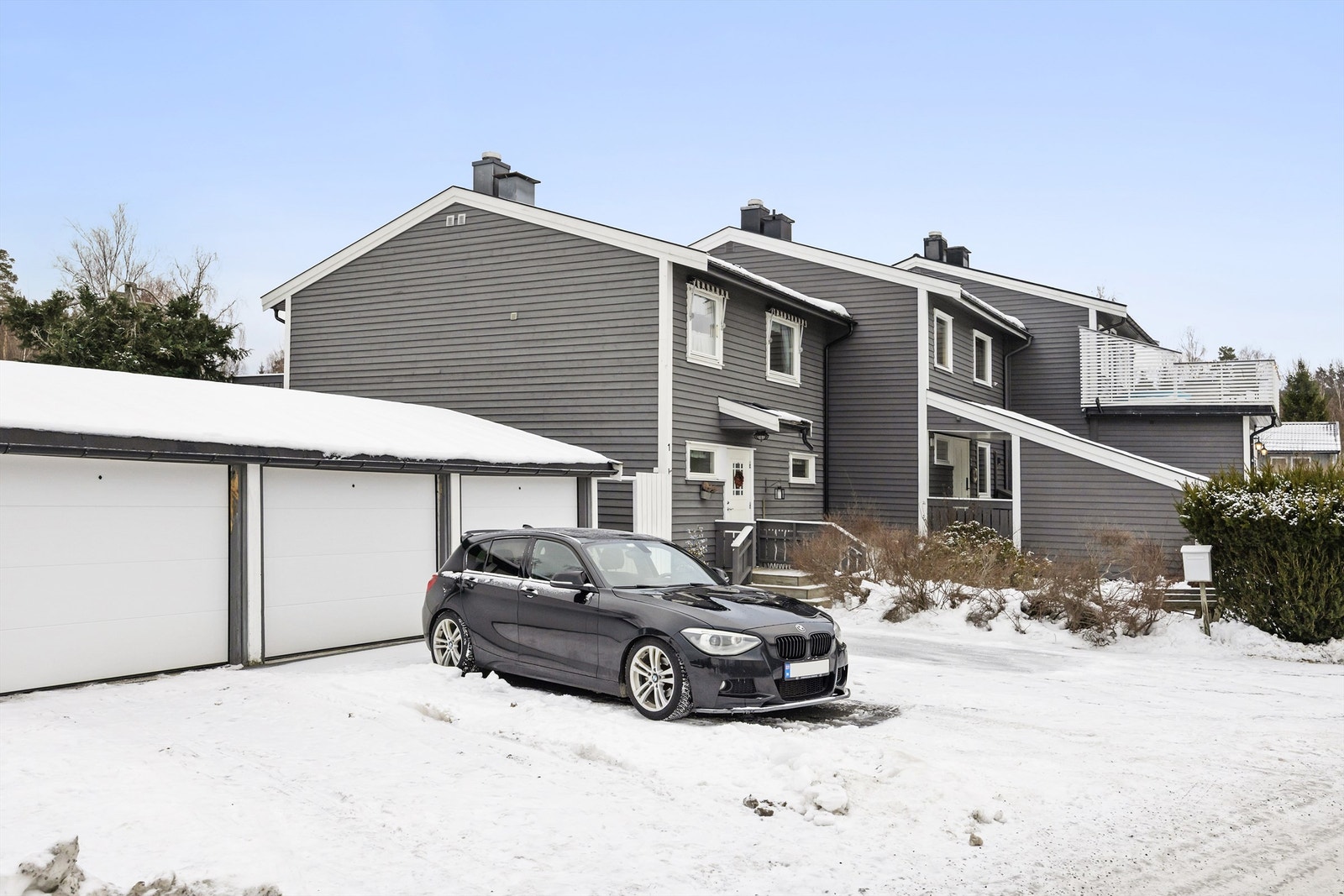 Garasjeplass i felles rekke med asfaltert biloppstillingsplass foran. Galleribilde