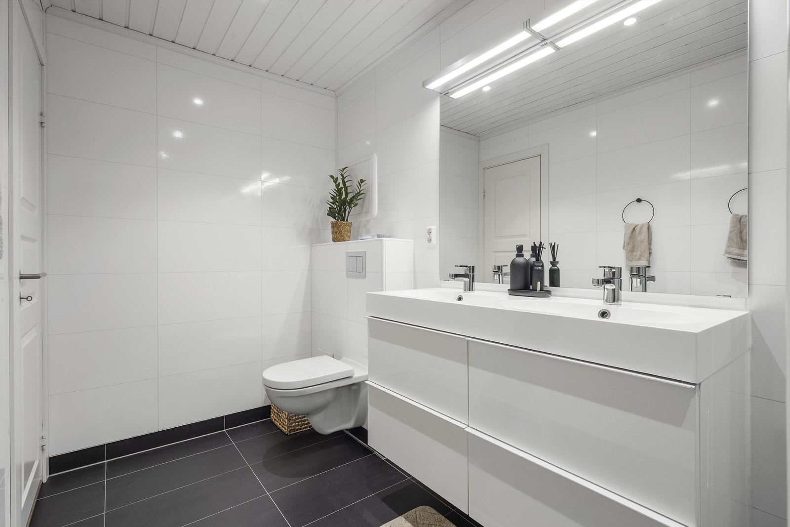 Dobbel servant med servantinnredning med godt med oppbevaringsplass. Galleribilde