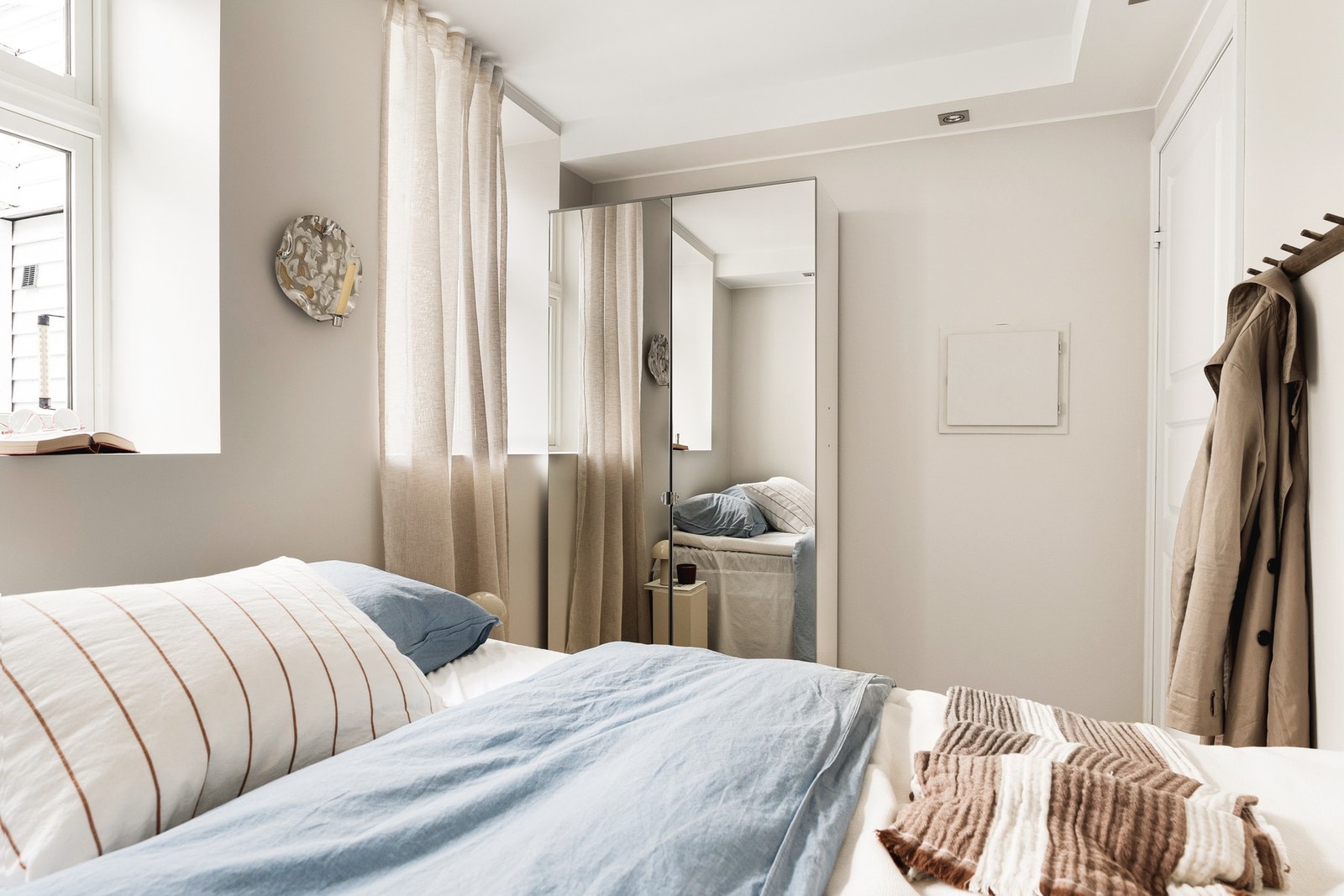 Her det er plass til både dobbeltseng, nattbord og skap! Galleribilde