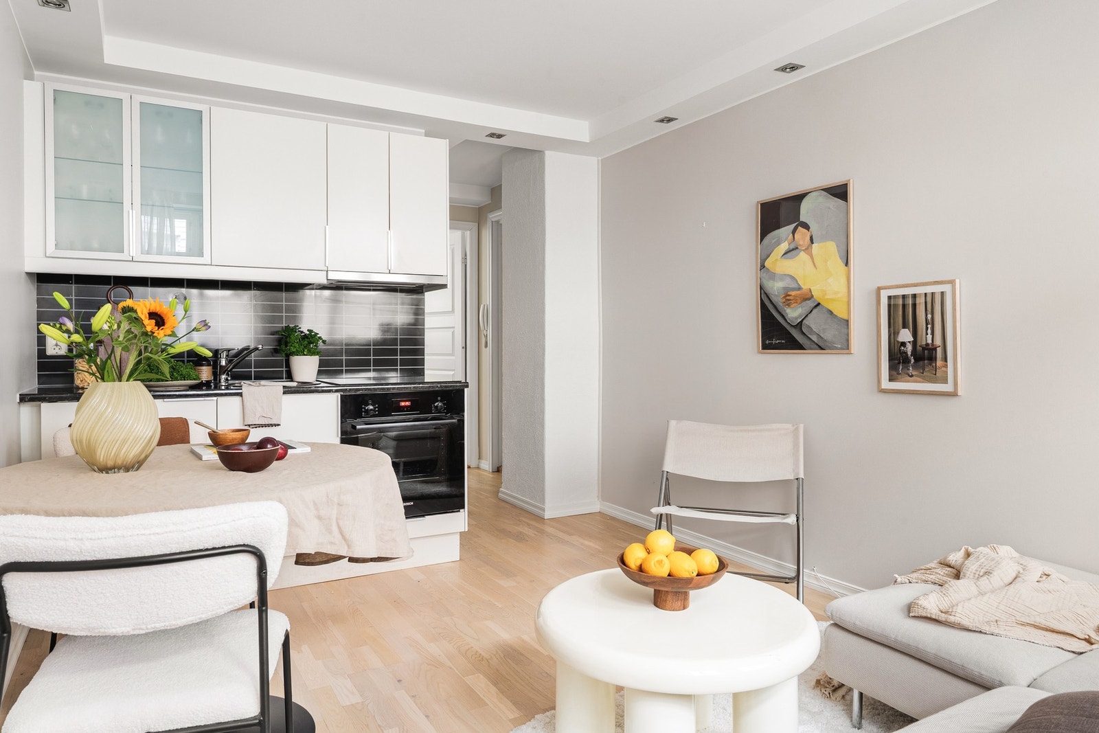 Sosial løsning med åpen stue-og-kjøkken løsning. Galleribilde