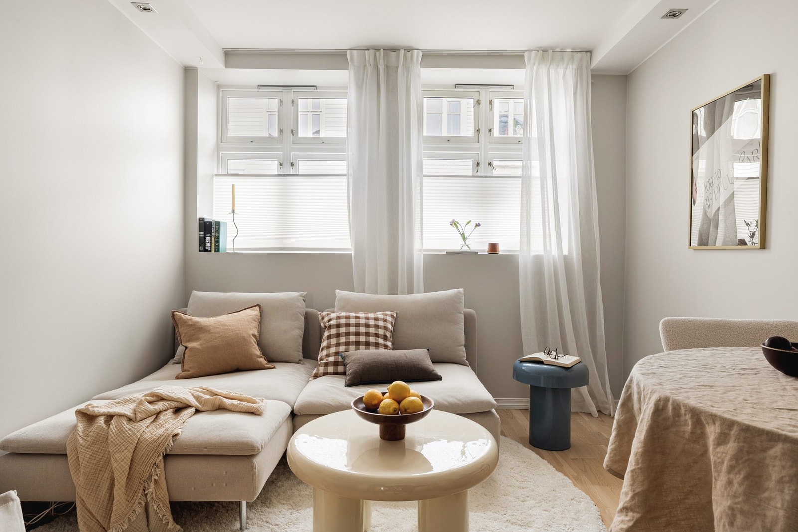 Koselig stue med rom for både sofa og spisebord. Galleribilde