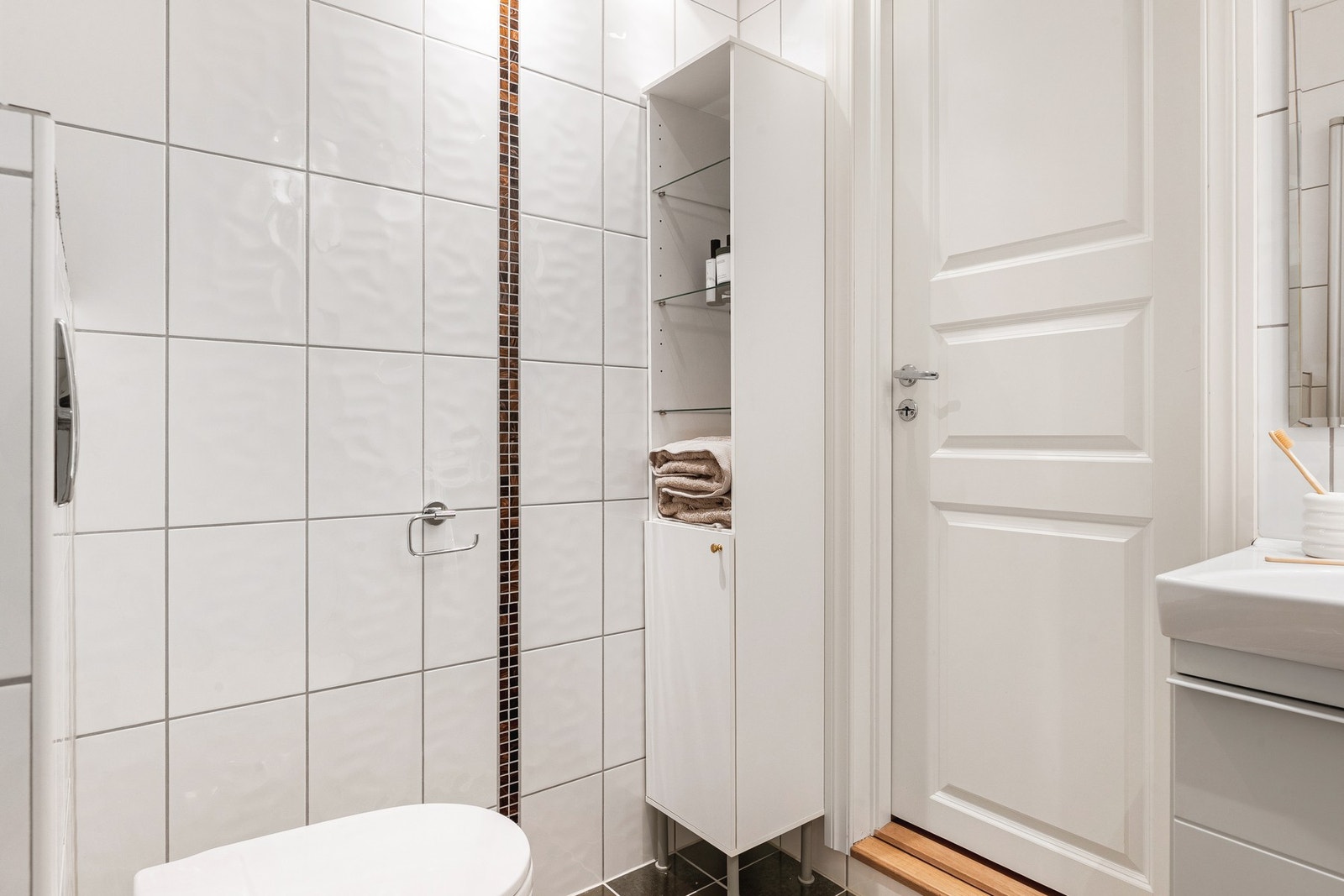 God plass til oppbevaring av både handklær og alt annet av baderomsartikler. Galleribilde