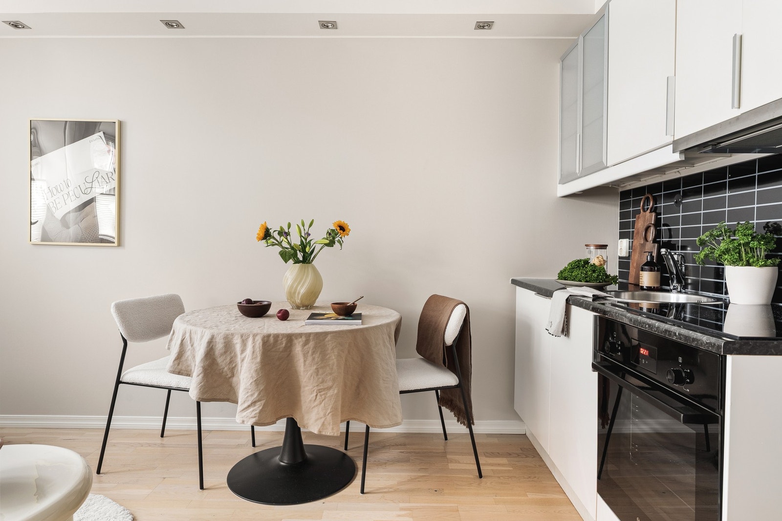 Praktisk kjøkken hvor det er rom for alt man trenger. Galleribilde