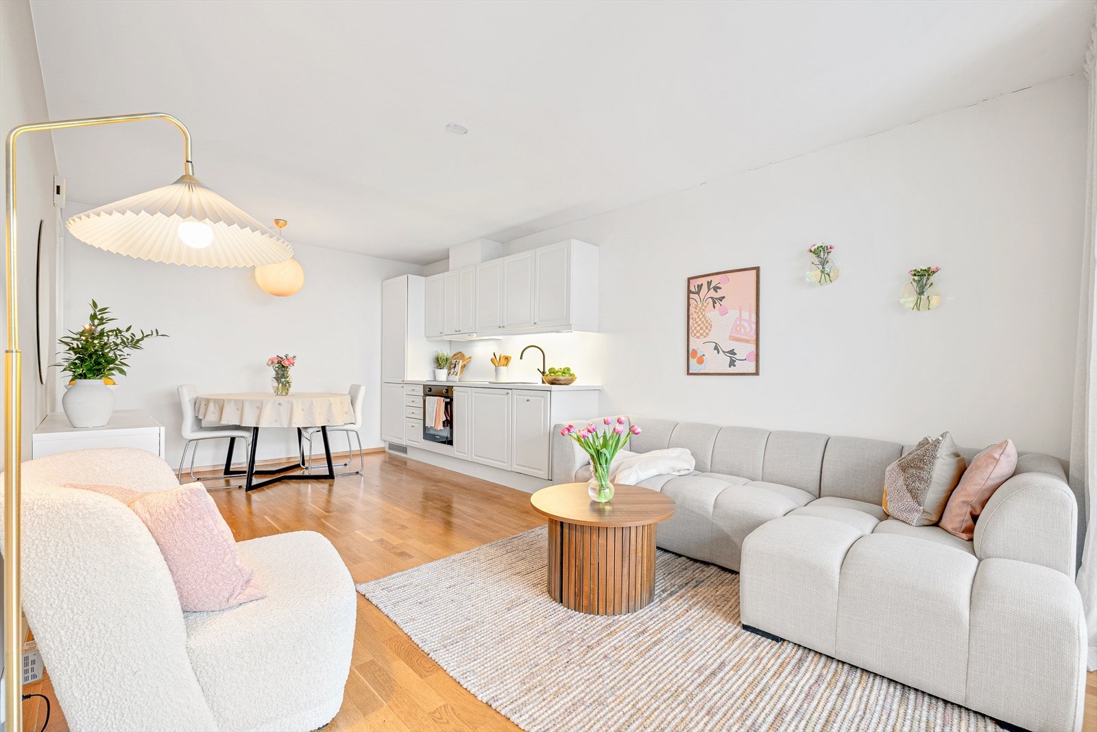 Leilighetens samlingspunkt inkluderer stue og kjøkken i en åpen løsning på 20 m², og har god plass til en stor sofaseksjon og eget område for spisebord. Galleribilde