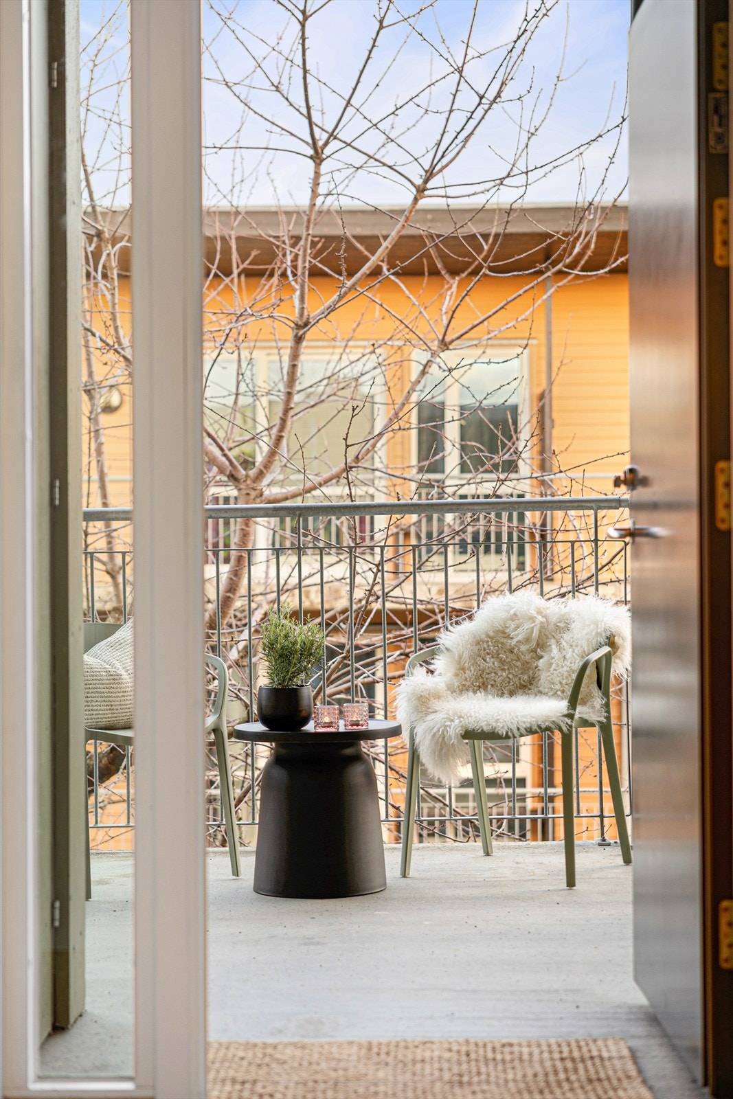 I tillegg til balkongen så har selger innredet en koselig sitteplass ved inngangspartiet. Her kan man nyte morgensolen med en god kopp kaffe. Galleribilde