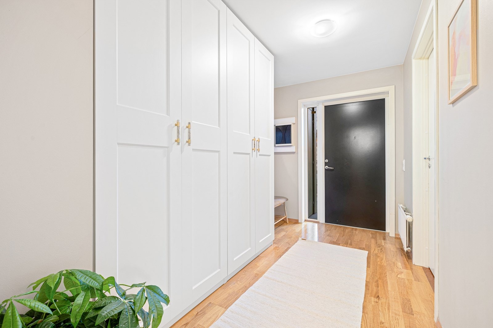For ytterligere oppbevaring disponerer leiligheten en egen ekstern bod på 5 m² i kjeller, en bod på balkong, og en bod ved inngangspartiet. Her har man plass til både ski og annet turutstyr. Galleribilde