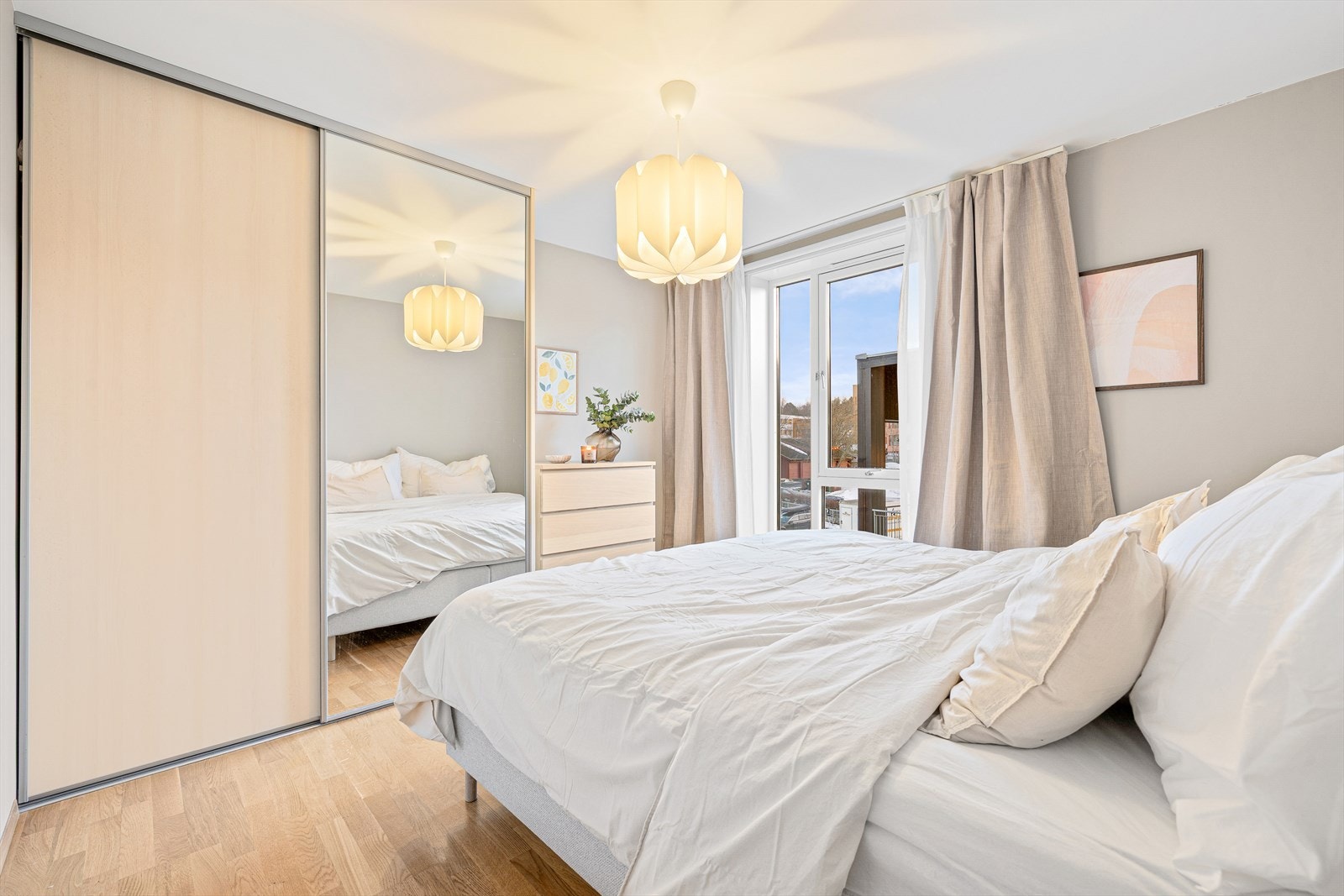 Veggflatene er oppmalt i den stilrene fargetonen "modern beige" i 2021. Det er montert en praktisk plassbygd garderobe som naturligvis vil følge handelen. Galleribilde