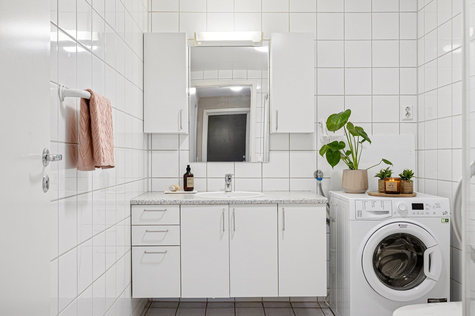 Badet er utstyrt med dusjhjørne, mekanisk avtrekk, gulvmontert toalett, rørfordelerskap, stoppeventiler, vannmålere, servant i skap og opplegg for vaskemaskin. Galleribilde