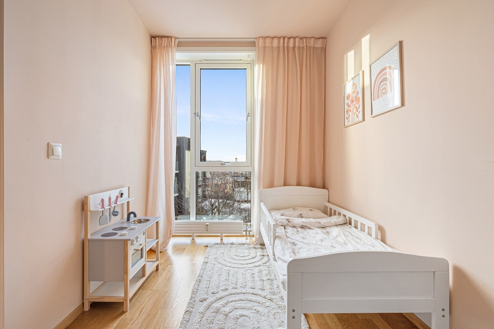 Leiligheten har to soverom på hhv. 11,5 og 7 m². Det minste soverommet oppleves som lunt og er innredet som barnerom. Galleribilde