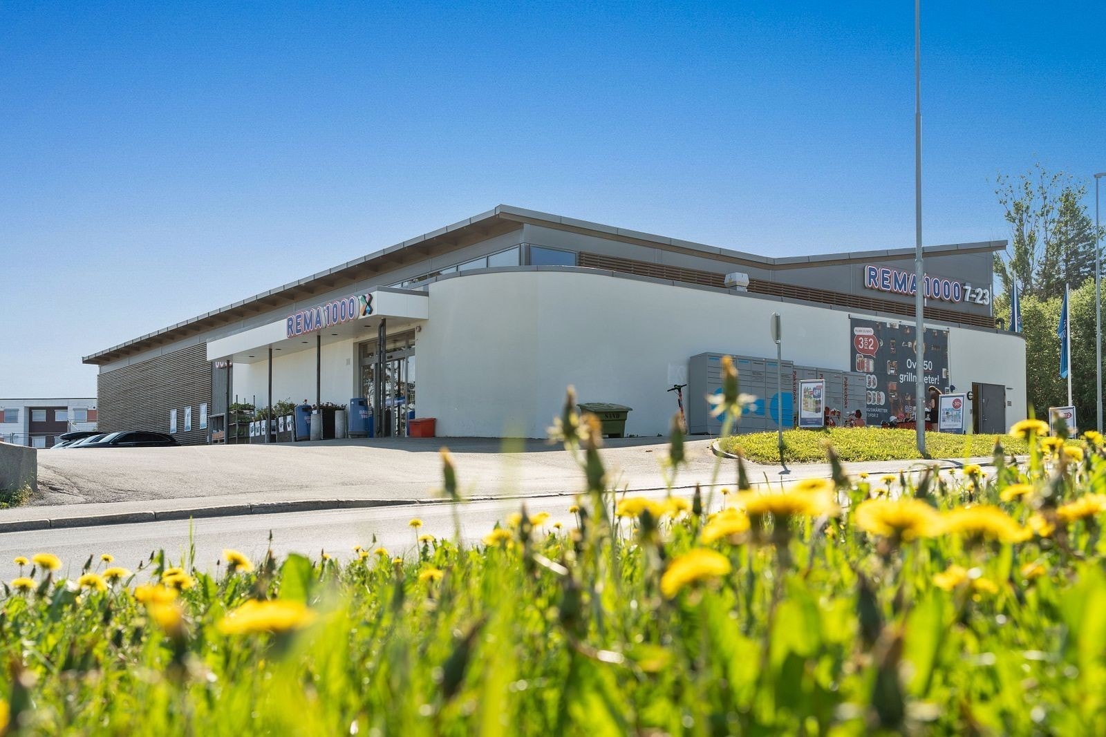 Fra leiligheten er det kort vei til flere dagligvarebutikker. Rema 1000 Angelltrøa ligger ca. 4 minutter gange fra leiligheten, 2 minutter med sykkel og 2 minutter med bil. Galleribilde