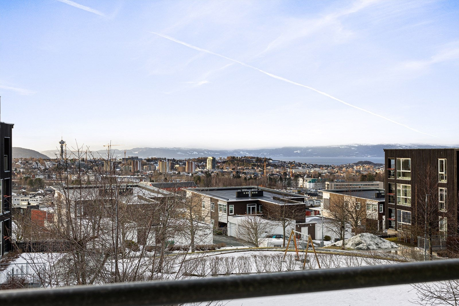Boligblokken har en ypperlig beliggenhet da den ligger med balkongen vendt ut fra boligfeltet, hvilket som gir en fantastisk utsikt. Dette har nåværende eier satt stor pris på! Galleribilde