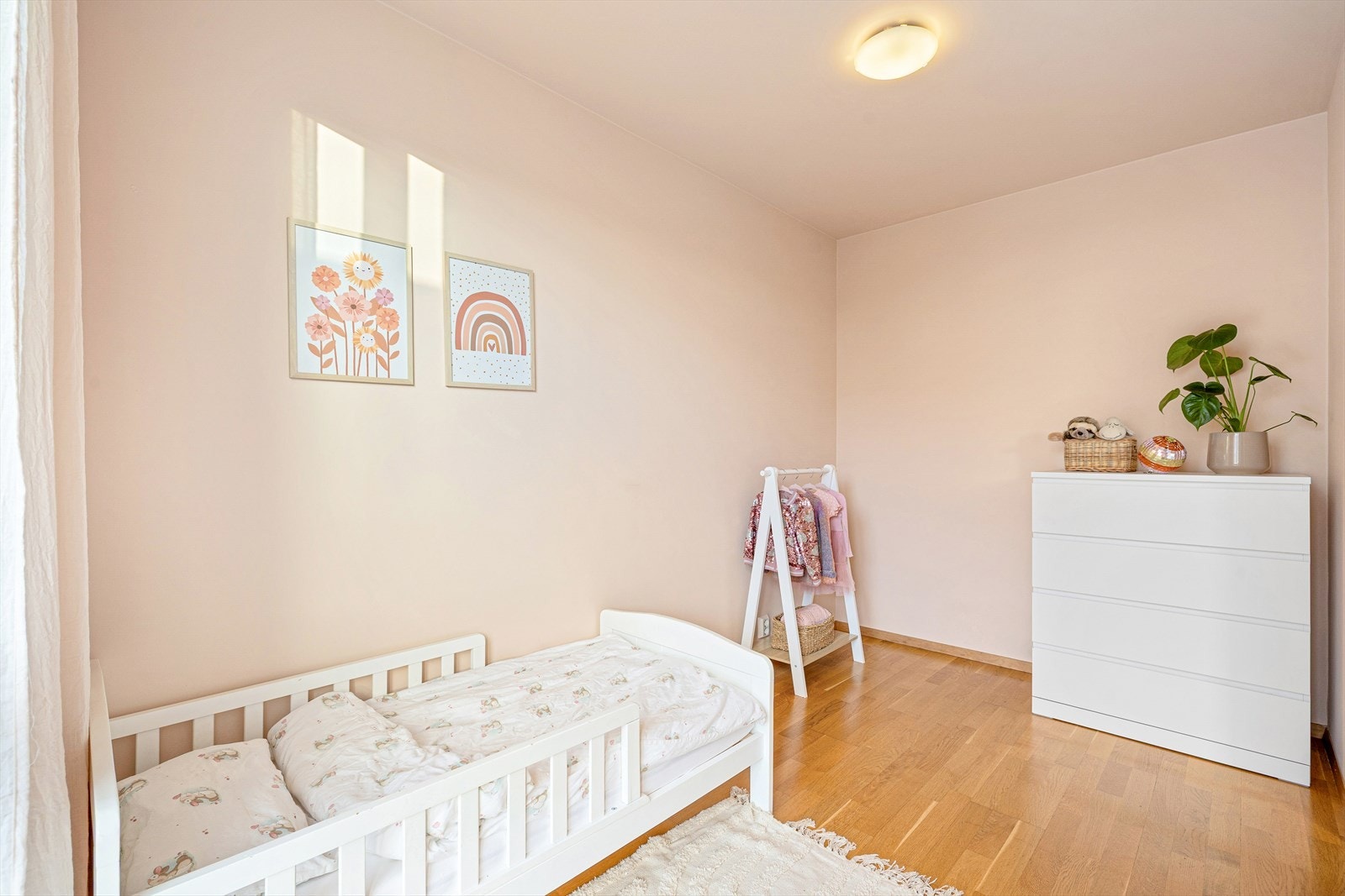 Begge soverommene er oppmalt i lyse og behagelige fargetoner, og får inn godt med naturlig dagslys som gir en behagelig romfølelse. Barnerommet er oppmalt i den delikate fargetonen "pink bubbles" i 2022. Galleribilde