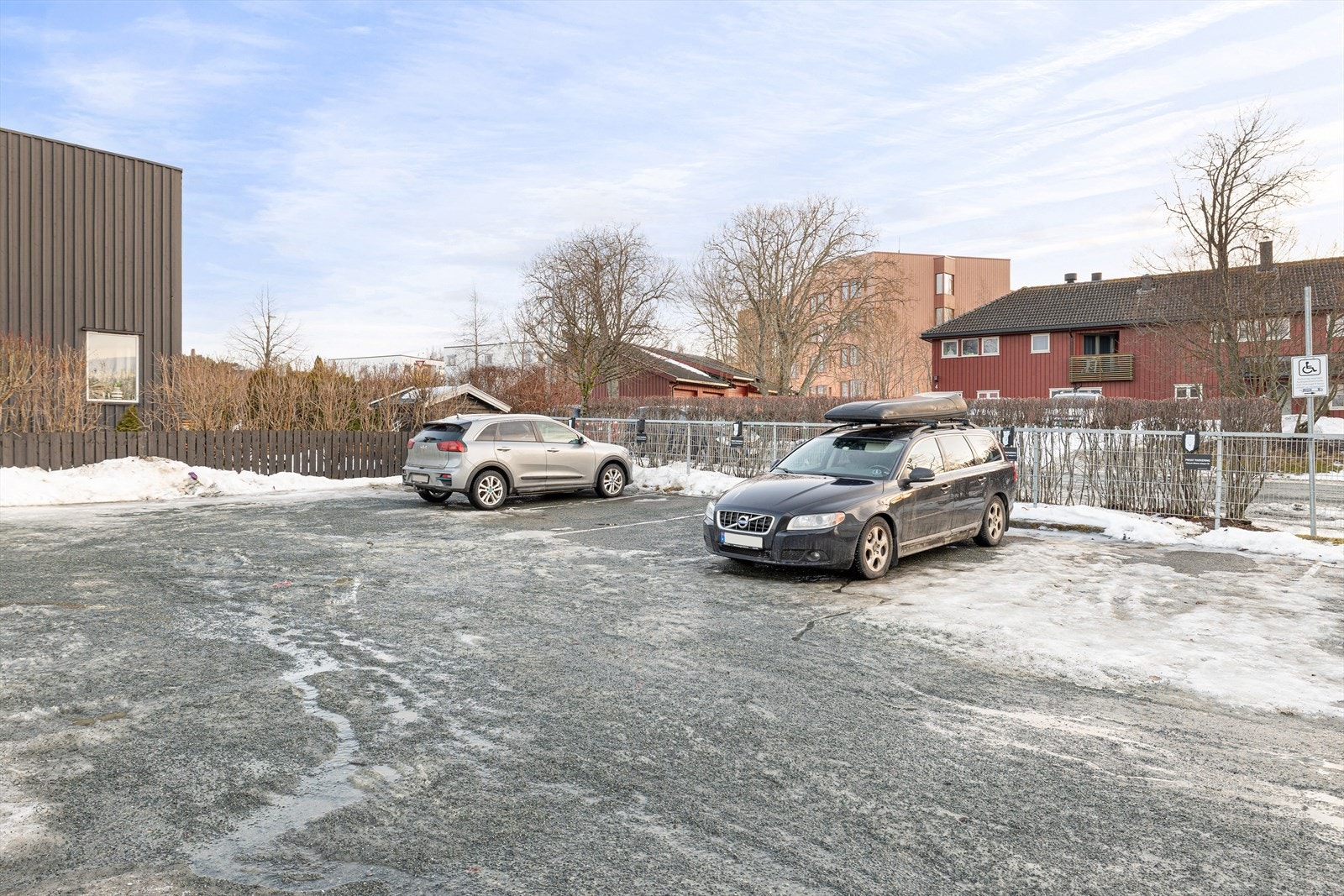 Leiligheten har egen parkeringsplass utendørs som er klargjort for elbillader. Gjesteparkering skjer på felles oppstillingsplass på sameiets tomt. Galleribilde