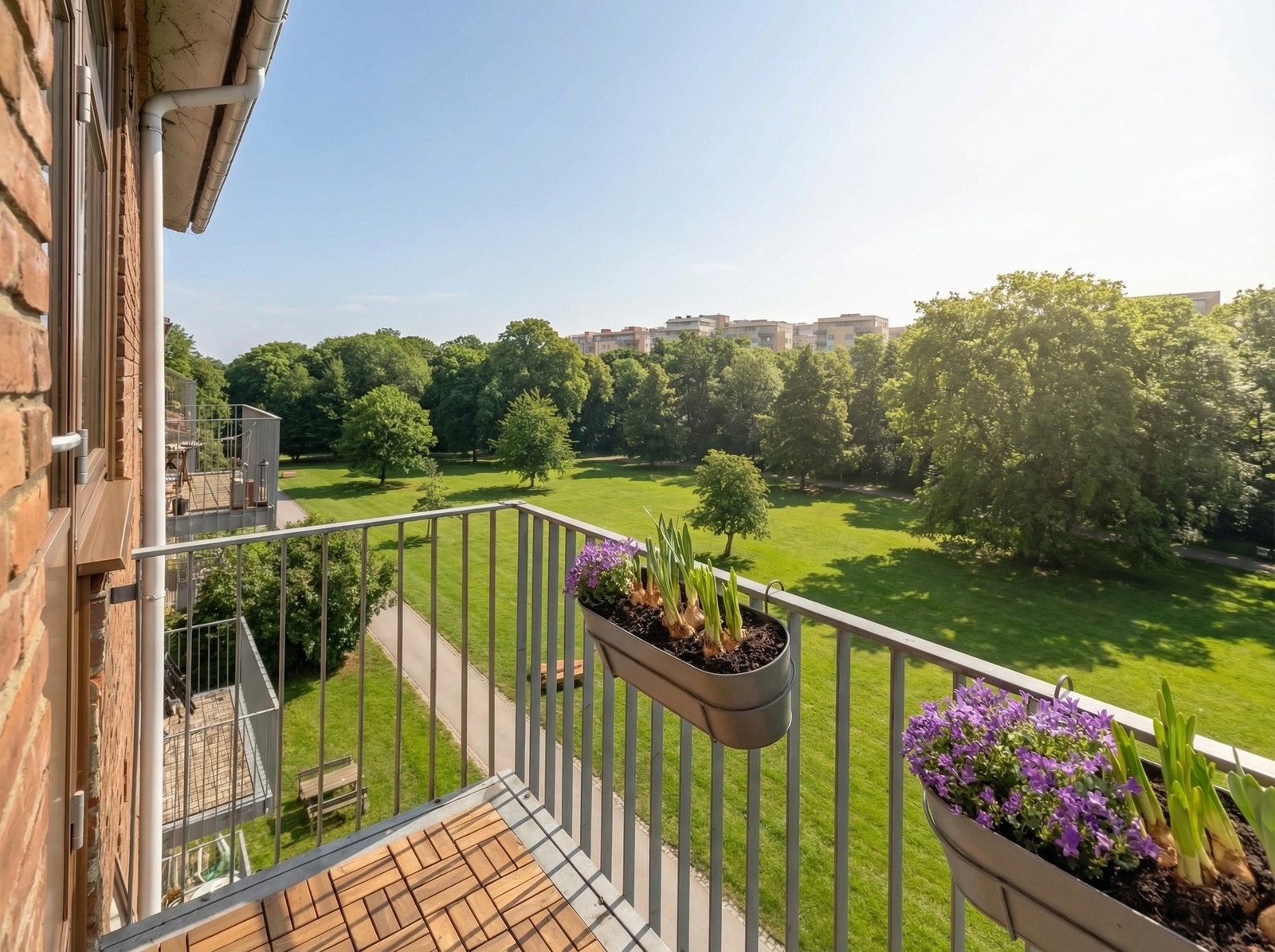 Her kan du nyte solen fra tidlig morgen til 13-tiden på høysommeren. Når solen forsvinner er det en gyllen mulighet for å rusle ut i parken utenfor. (Bildet er KI-generert og ment som illustrasjon) Galleribilde