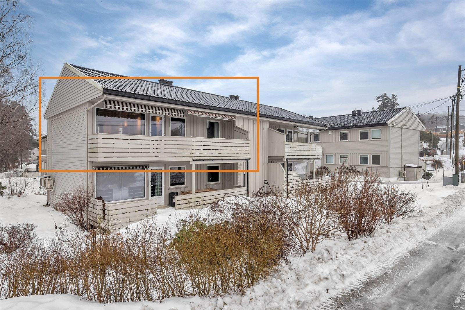 Leiligheten ligger i et rolig og etablert boligområde på Groosåsen, med kort avstand til UiA, Groos friluftsområde og sentrum. Fra leiligheten er det gang- og sykkelavstand til dagligvare, servicetilbud og flotte turområder. Galleribilde