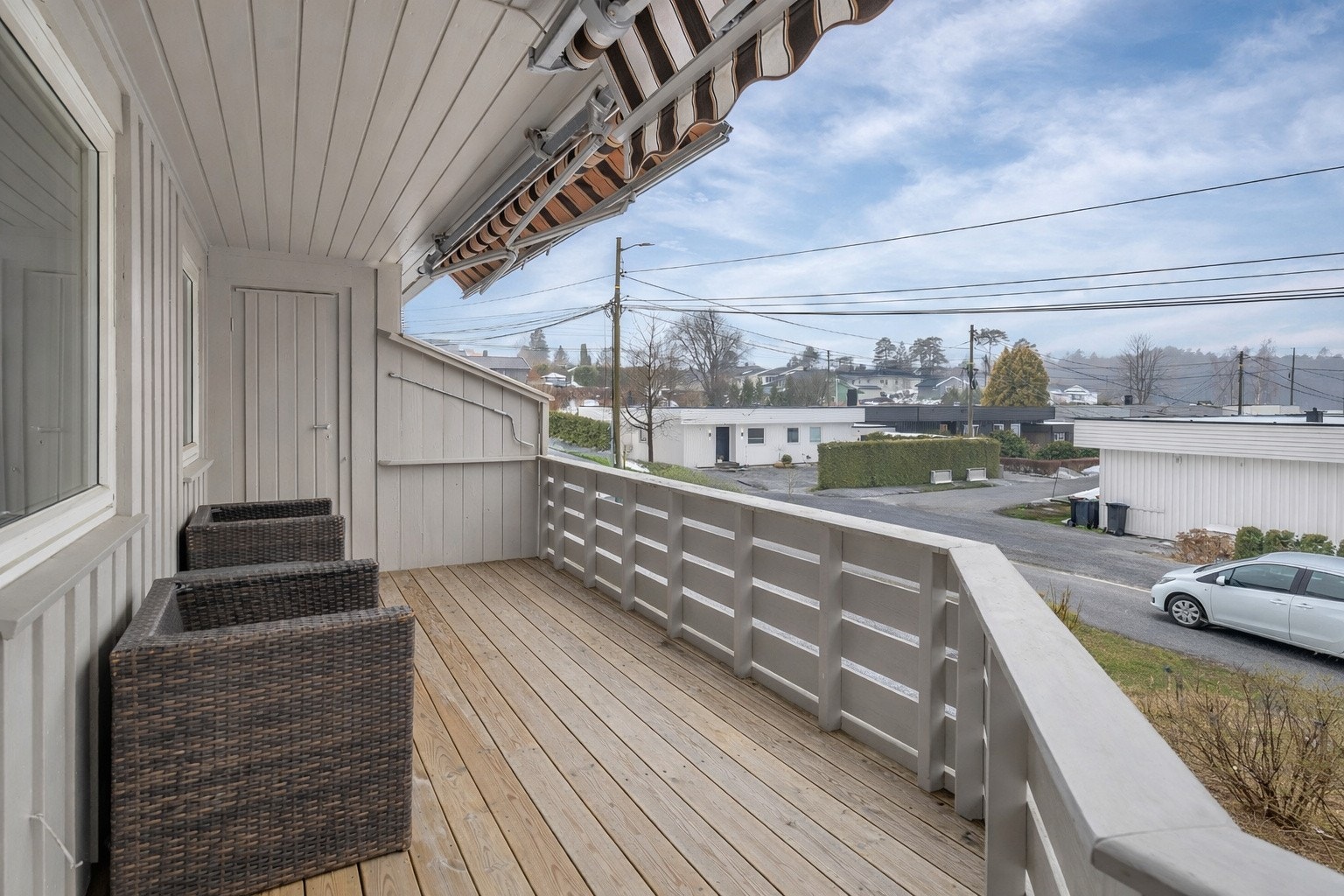 Balkong med god plass til utemøblement. Markise for avskjerming. Praktisk bod i bakkant av balkongen med gode oppbevaringsmuligheter. Galleribilde