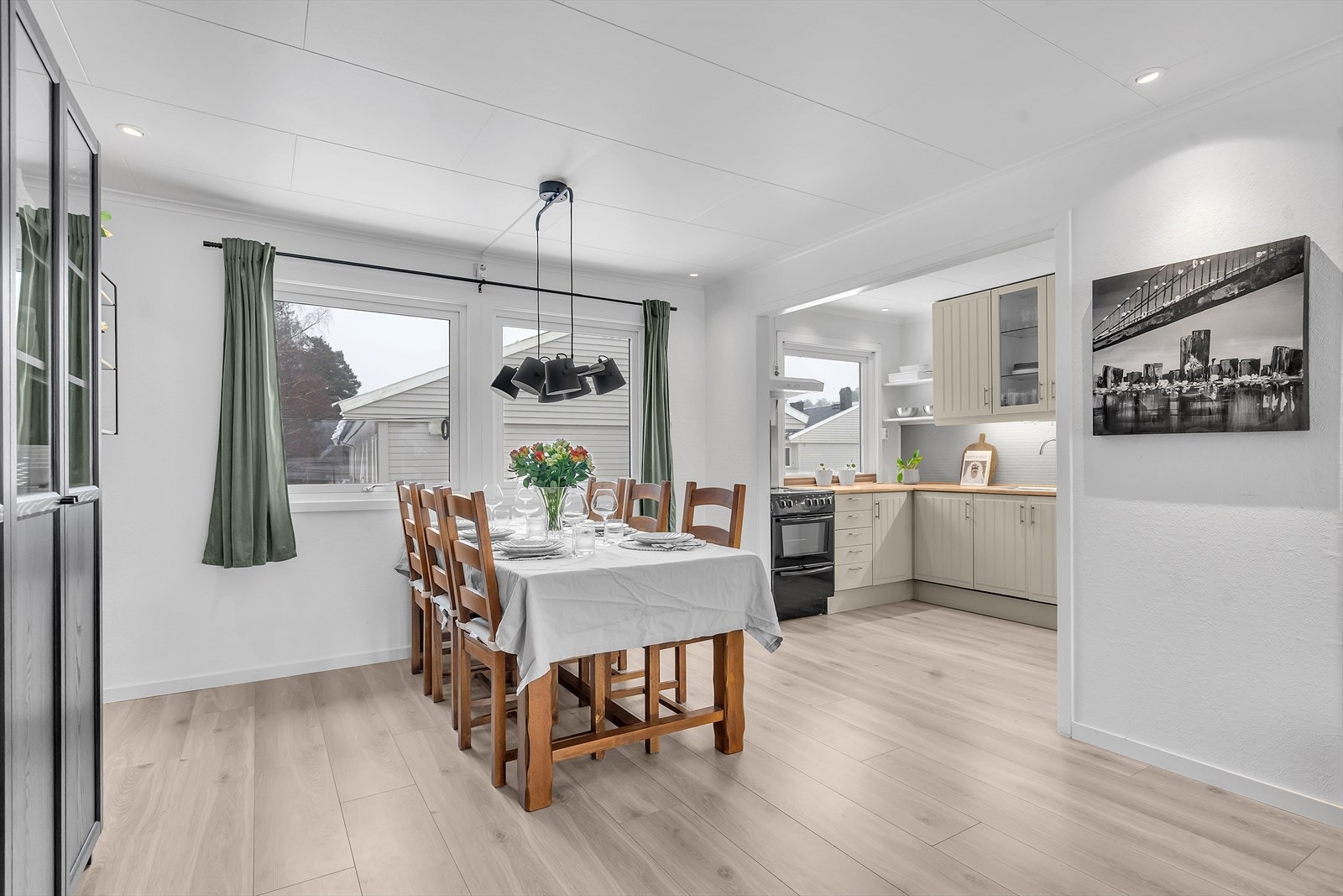 Spisestue i åpen løsning mot kjøkkenet. Galleribilde