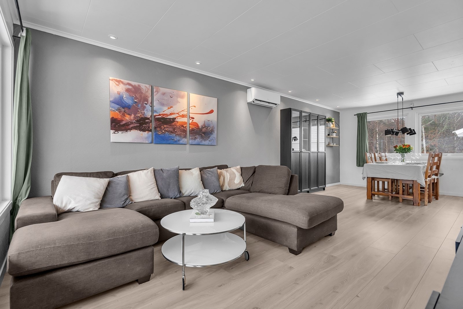 Stuen er naturlig delt inn i soner med flere møbleringsmuligheter. Galleribilde