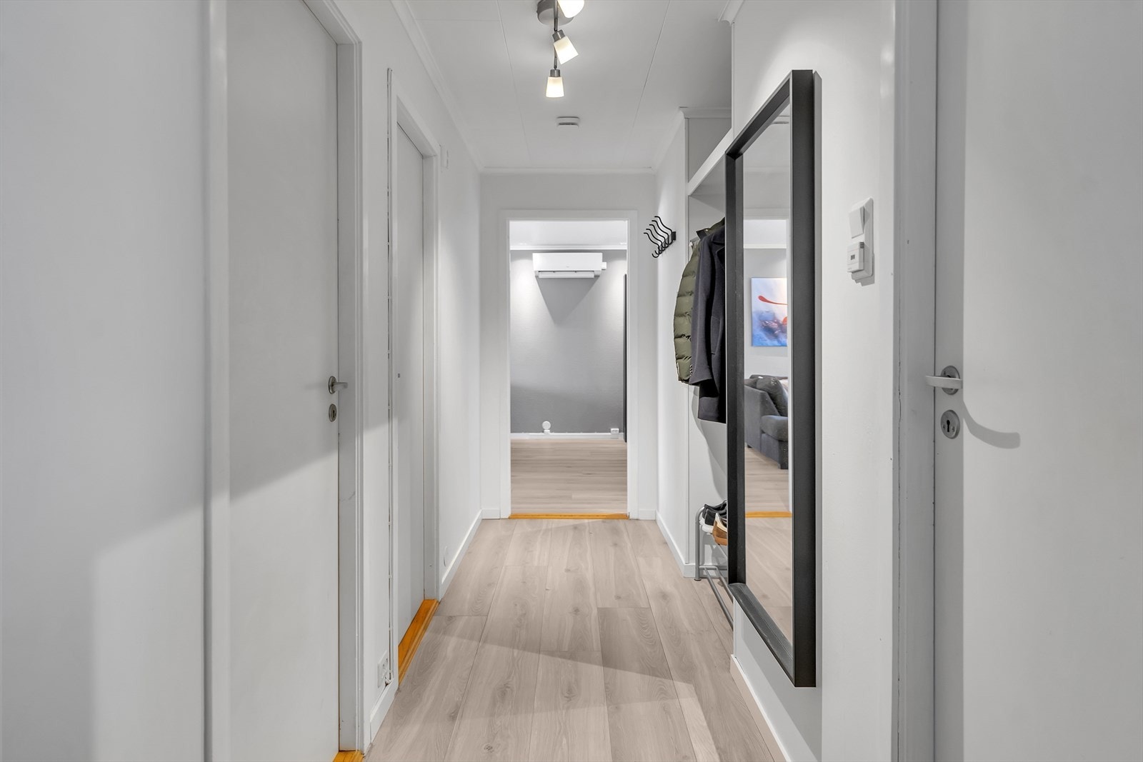 Lys gang med gode muligheter til oppbevaring av yttertøy. Galleribilde